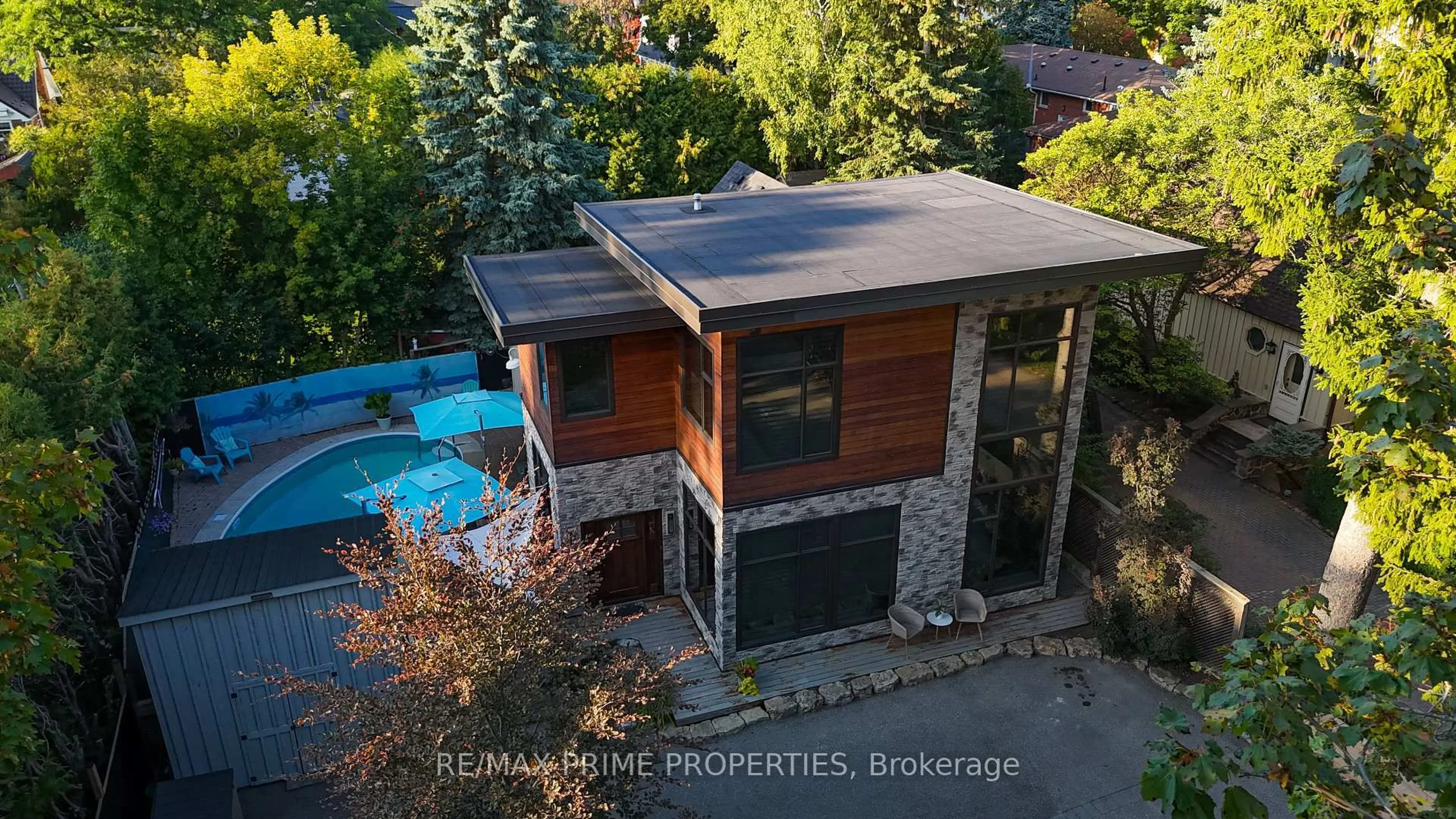 A pic from outside/outdoor area/front of a property/back of a property/a pic from drone, unknown for 227 Second St, Whitchurch-Stouffville Ontario L4A 1B9