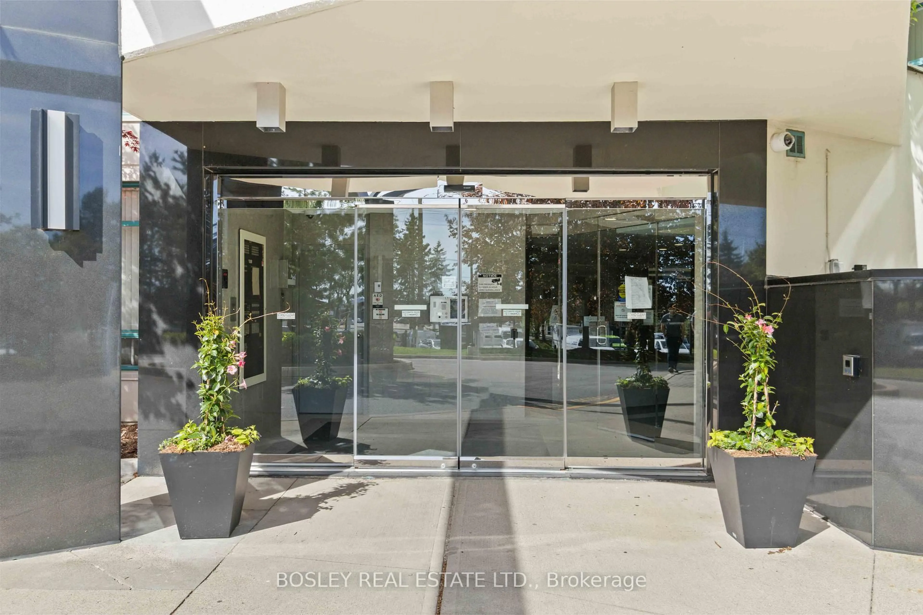 Indoor foyer for 7250 Yonge St #206, Vaughan Ontario L4J 7X1