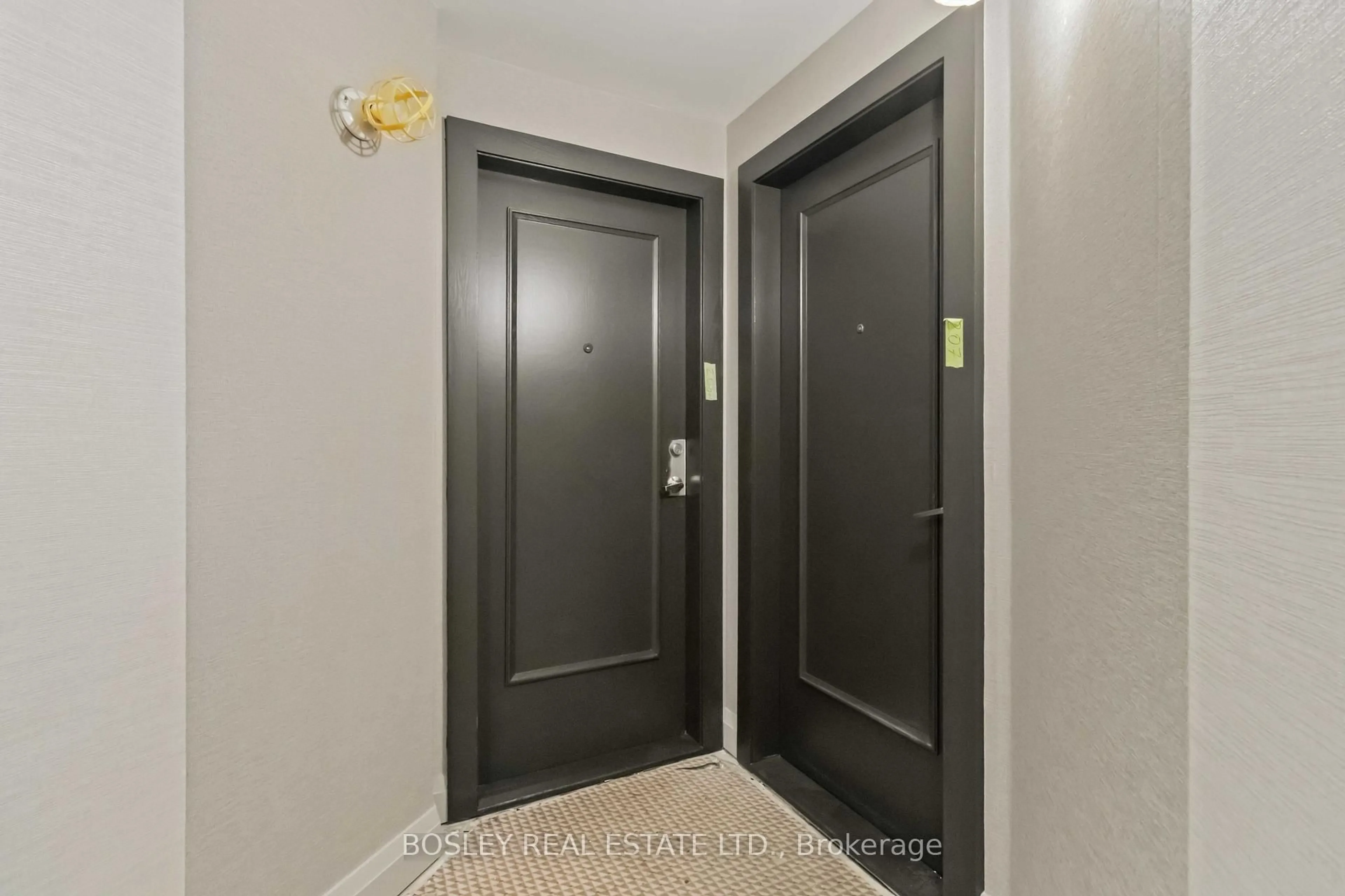 Indoor entryway for 7250 Yonge St #206, Vaughan Ontario L4J 7X1