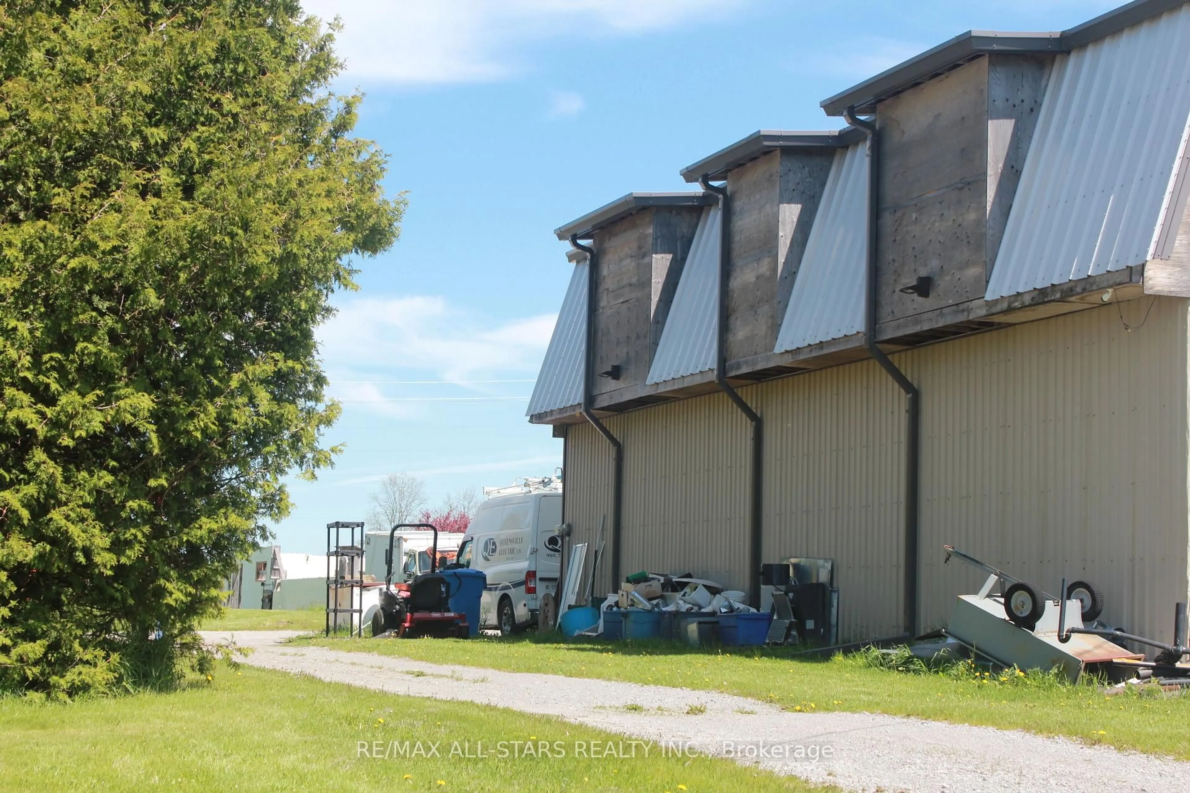 A pic from outside/outdoor area/front of a property/back of a property/a pic from drone, building for 20894 Woodbine Ave, East Gwillimbury Ontario L4P 4A5