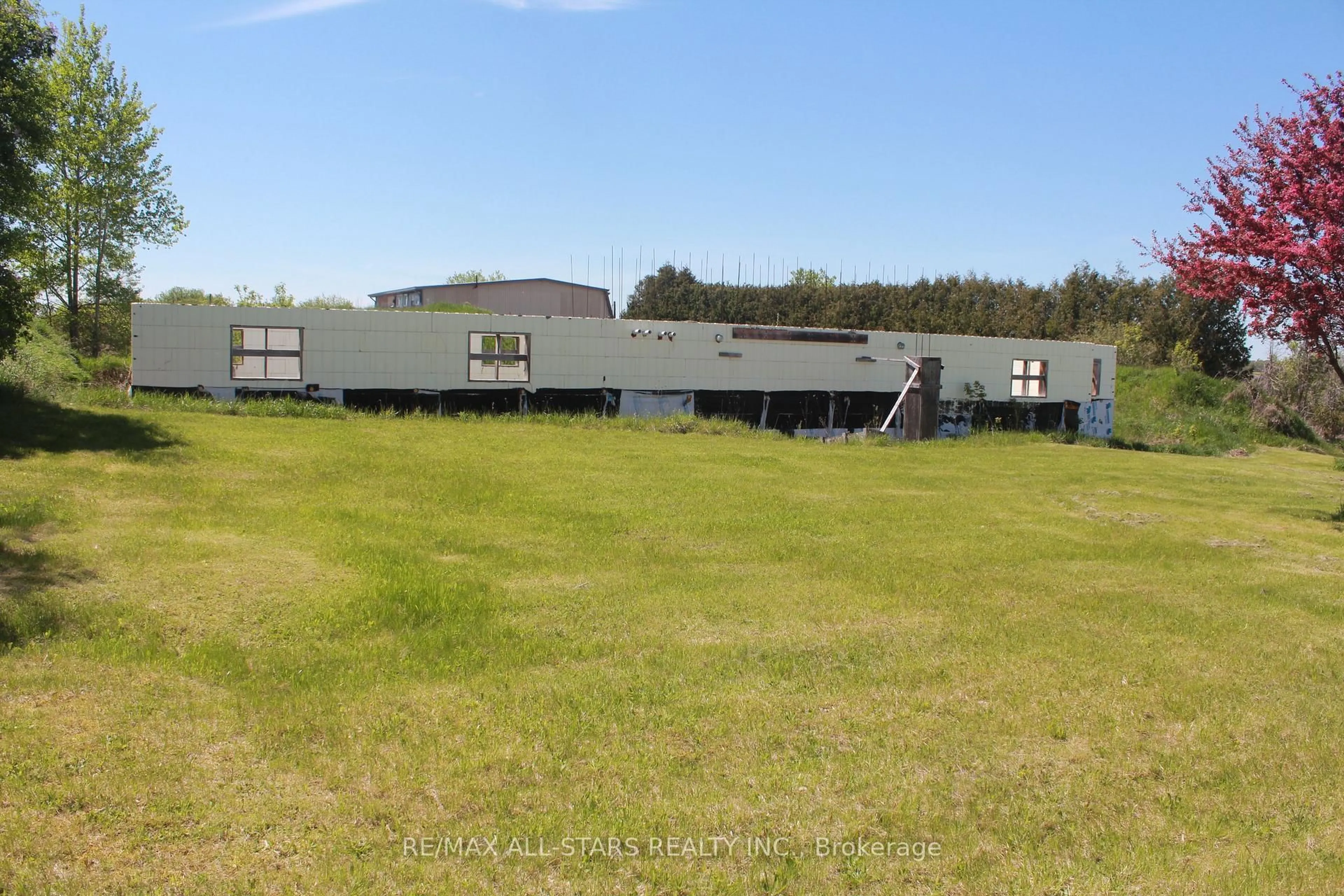 A pic from outside/outdoor area/front of a property/back of a property/a pic from drone, building for 20894 Woodbine Ave, East Gwillimbury Ontario L4P 4A5