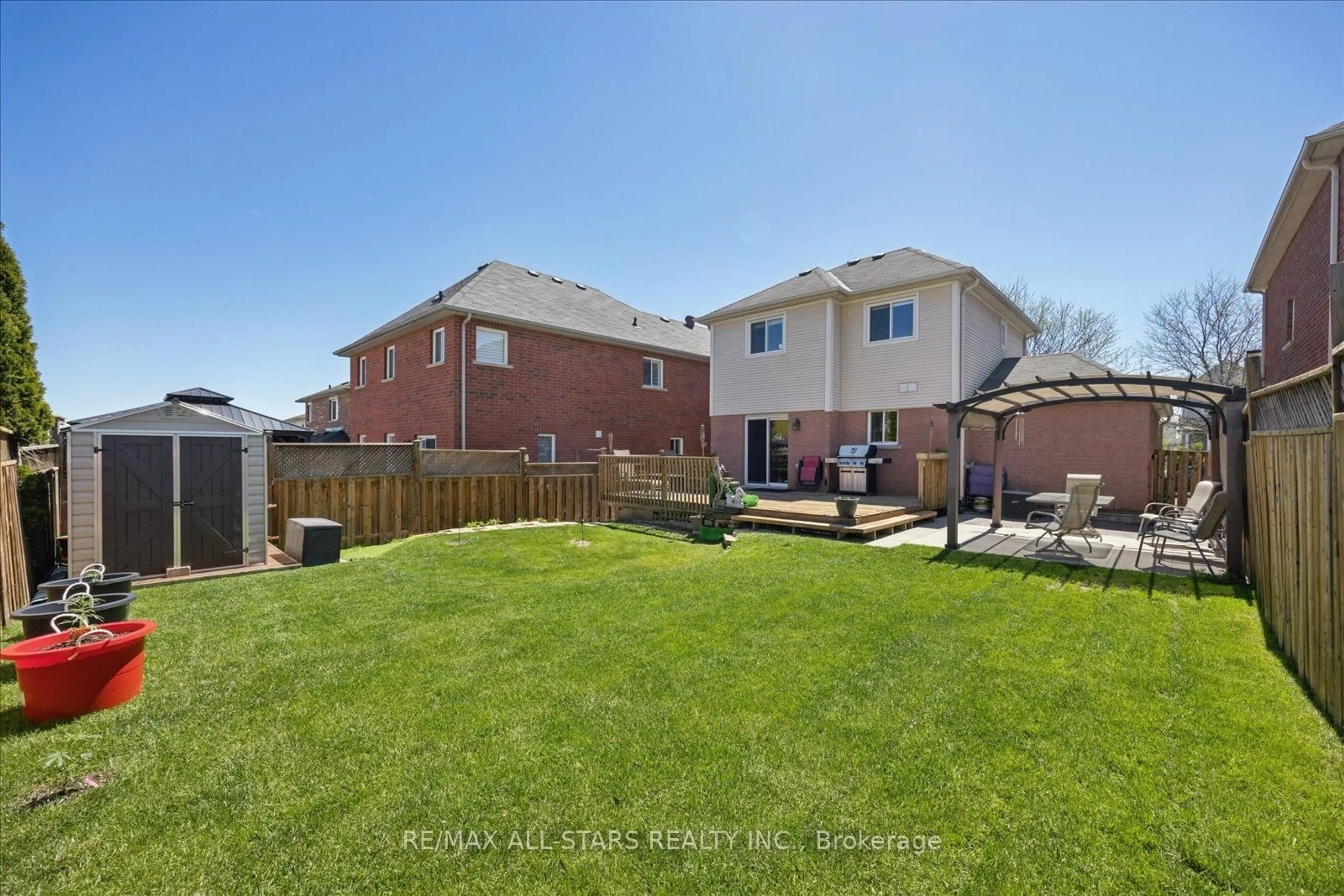 A pic from outside/outdoor area/front of a property/back of a property/a pic from drone, street for 62 Reddenhurst Cres, Georgina Ontario L4P 4G2