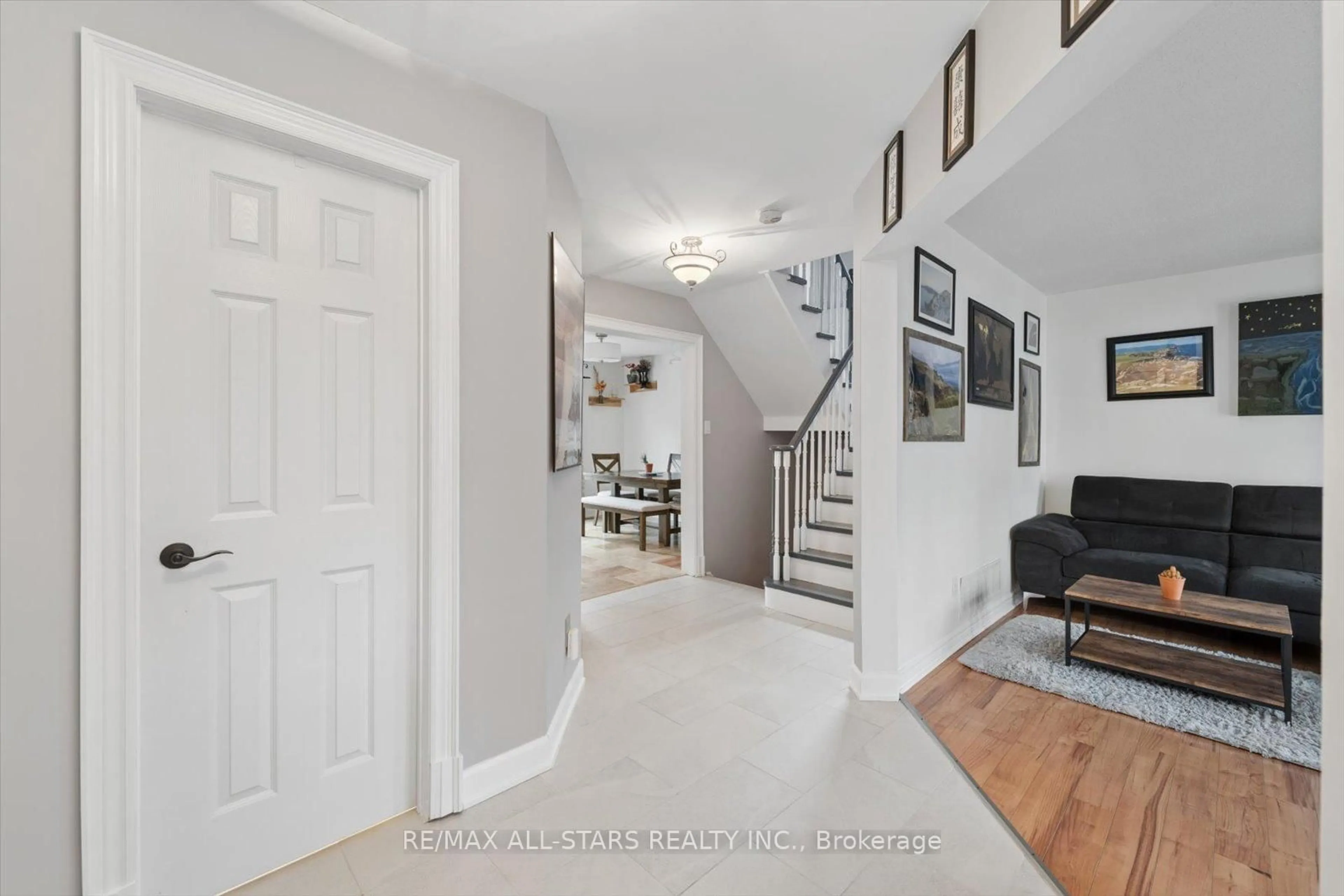 Indoor entryway for 62 Reddenhurst Cres, Georgina Ontario L4P 4G2