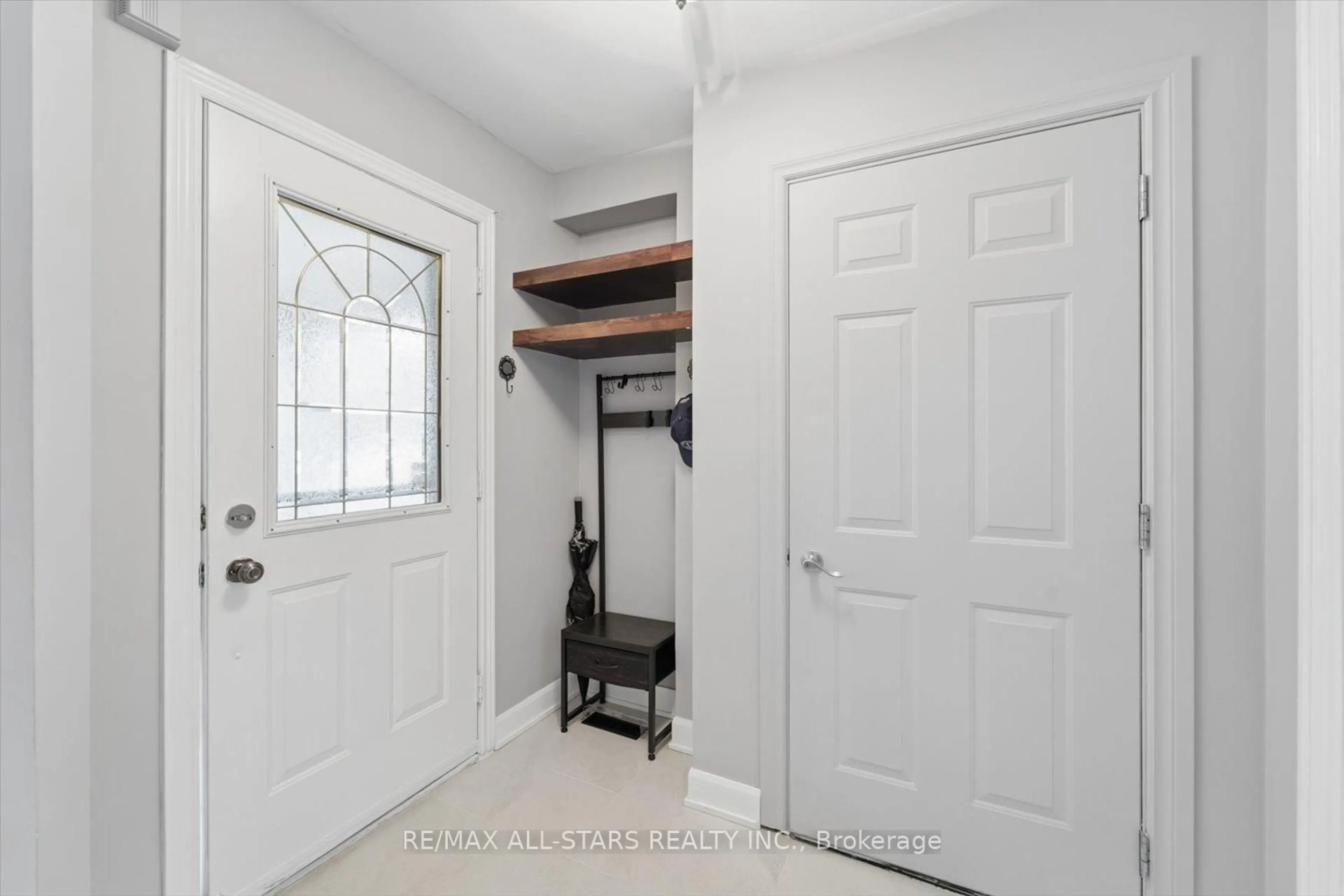 Indoor entryway for 62 Reddenhurst Cres, Georgina Ontario L4P 4G2