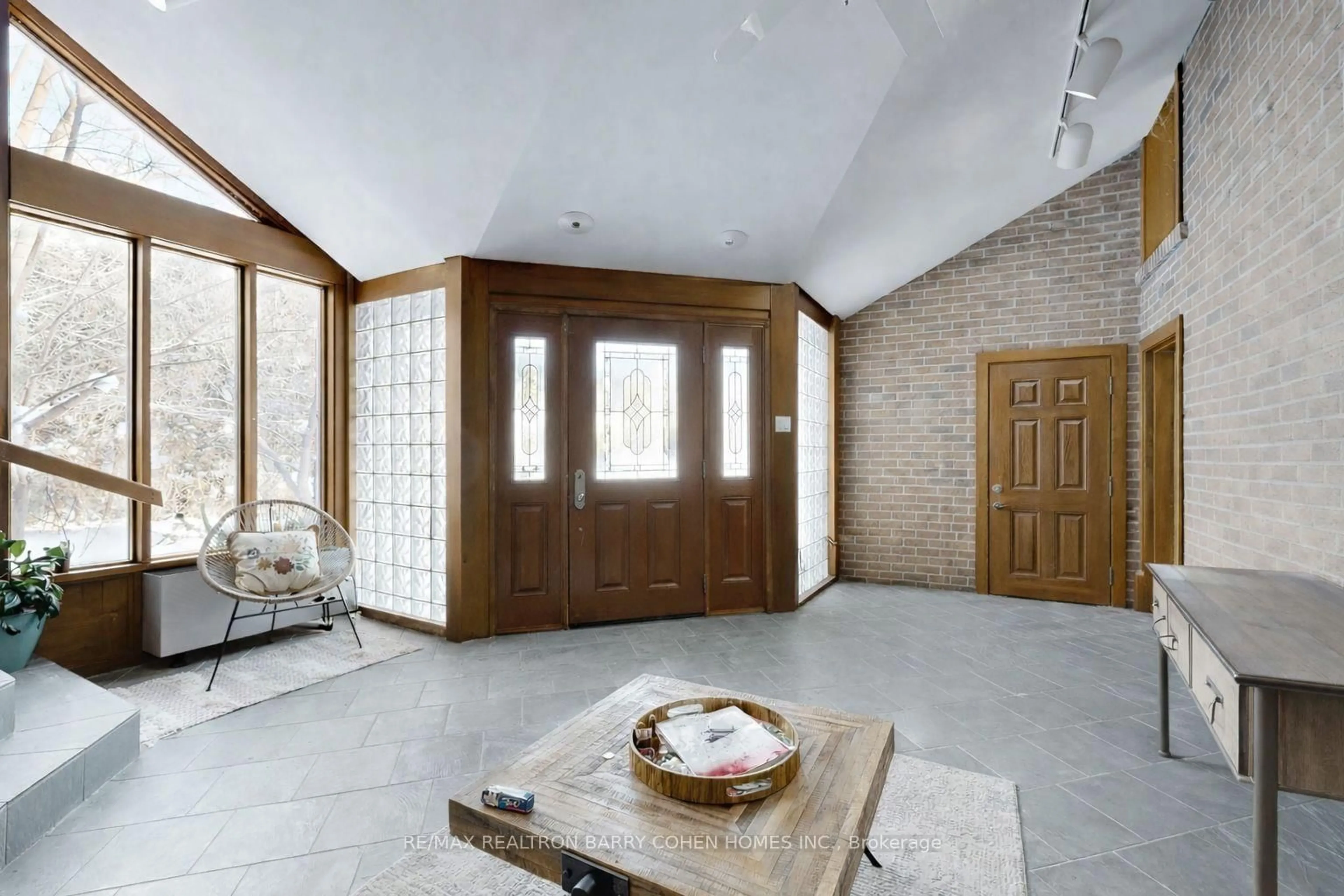Indoor foyer for 195 Rumble Ave, Richmond Hill Ontario L4C 4G5