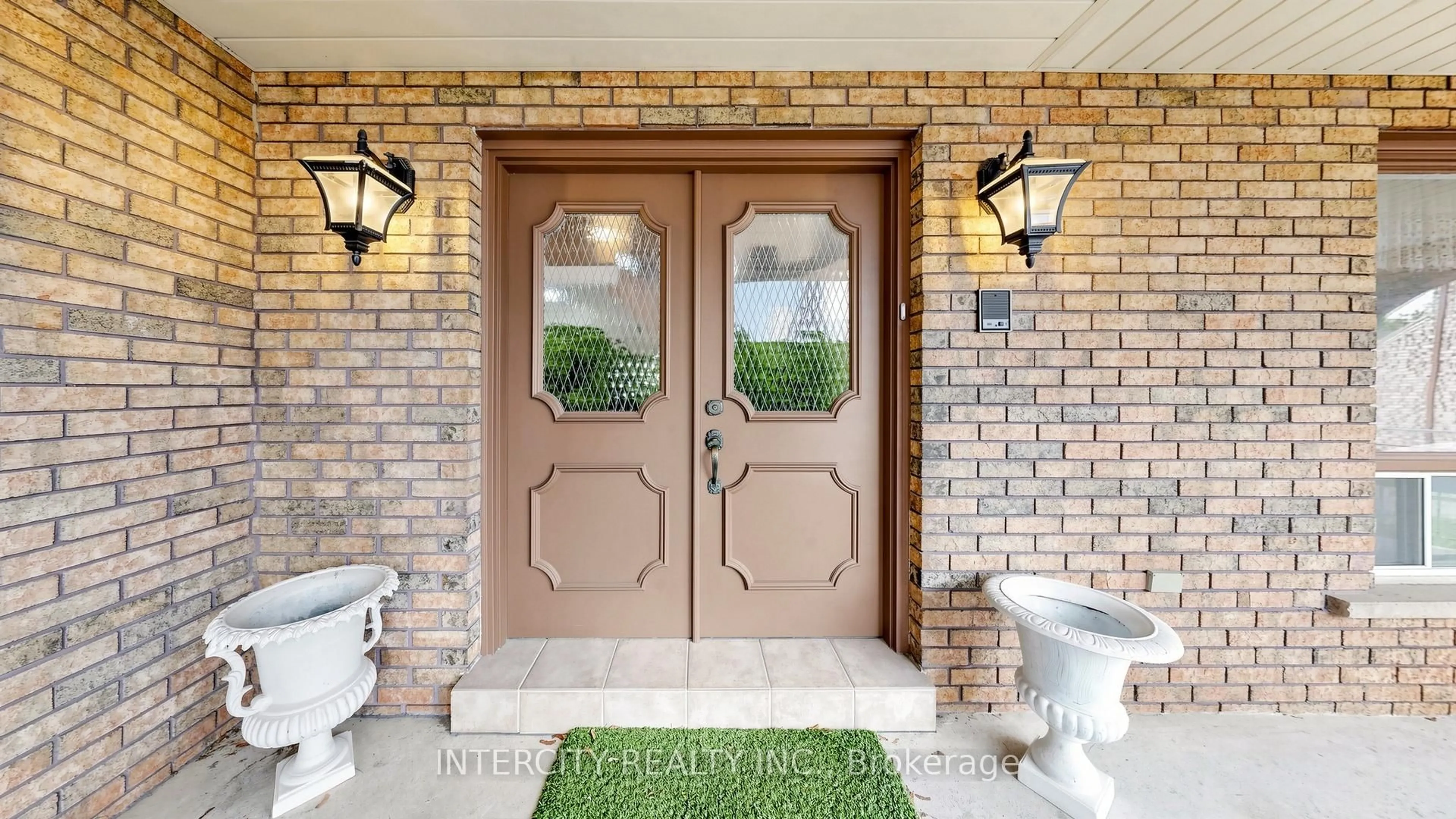 Indoor entryway for 76 Spruce Ave, Richmond Hill Ontario L4C 6W1