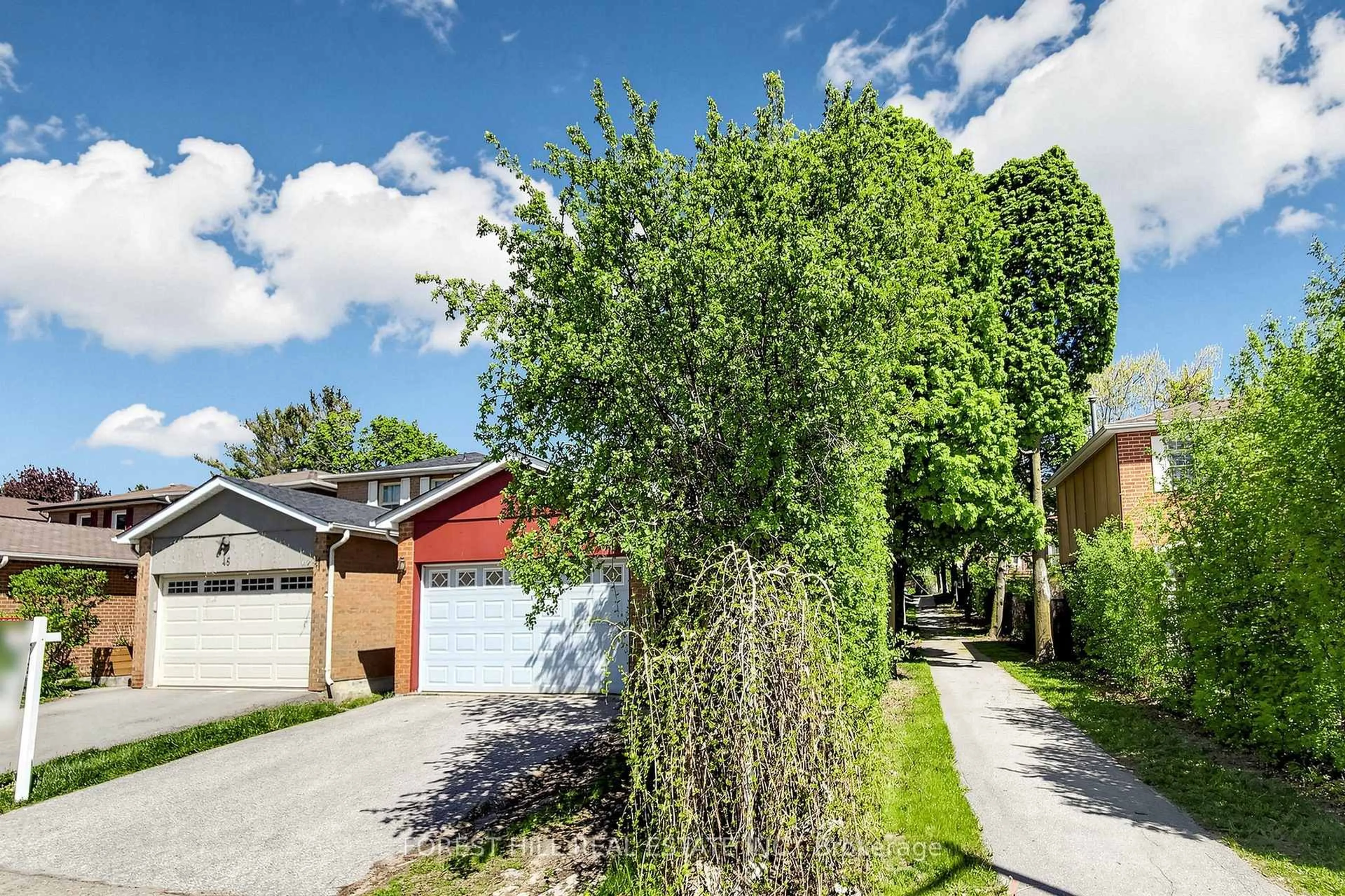 A pic from outside/outdoor area/front of a property/back of a property/a pic from drone, street for 44 Lund St, Richmond Hill Ontario L4C 5V7
