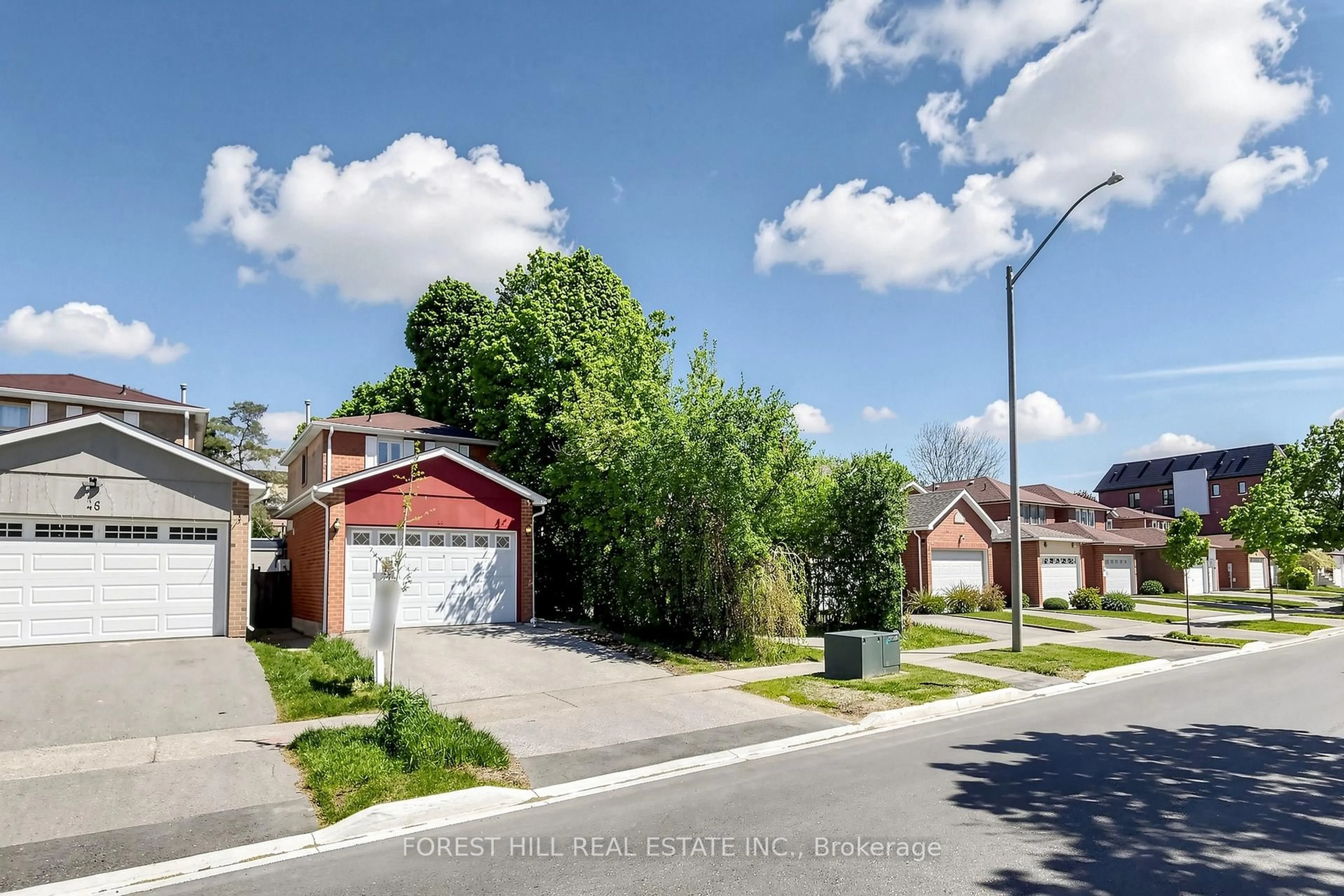 A pic from outside/outdoor area/front of a property/back of a property/a pic from drone, street for 44 Lund St, Richmond Hill Ontario L4C 5V7