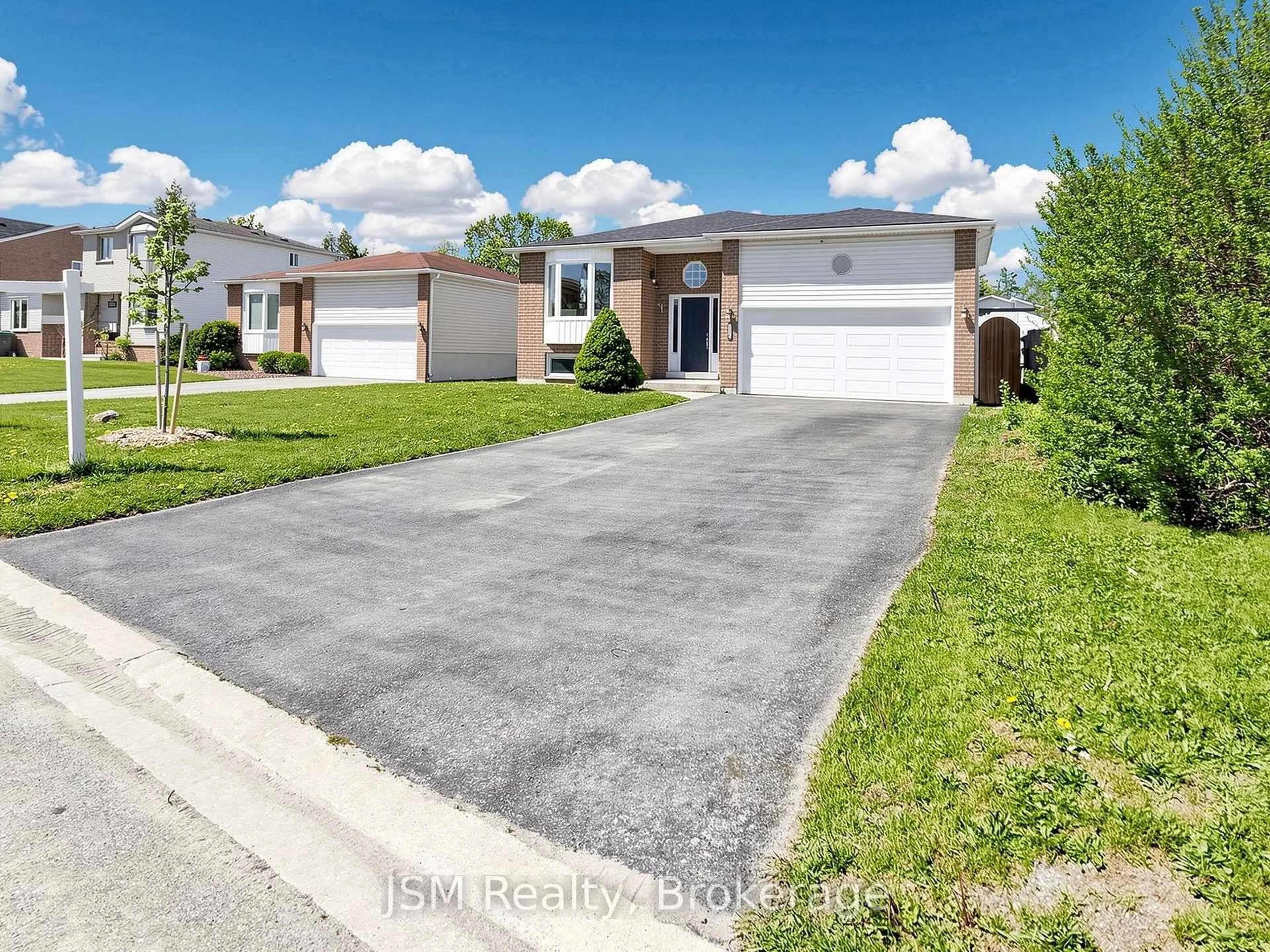 A pic from outside/outdoor area/front of a property/back of a property/a pic from drone, street for 2516 Lloyd St, Innisfil Ontario L9S 2H2