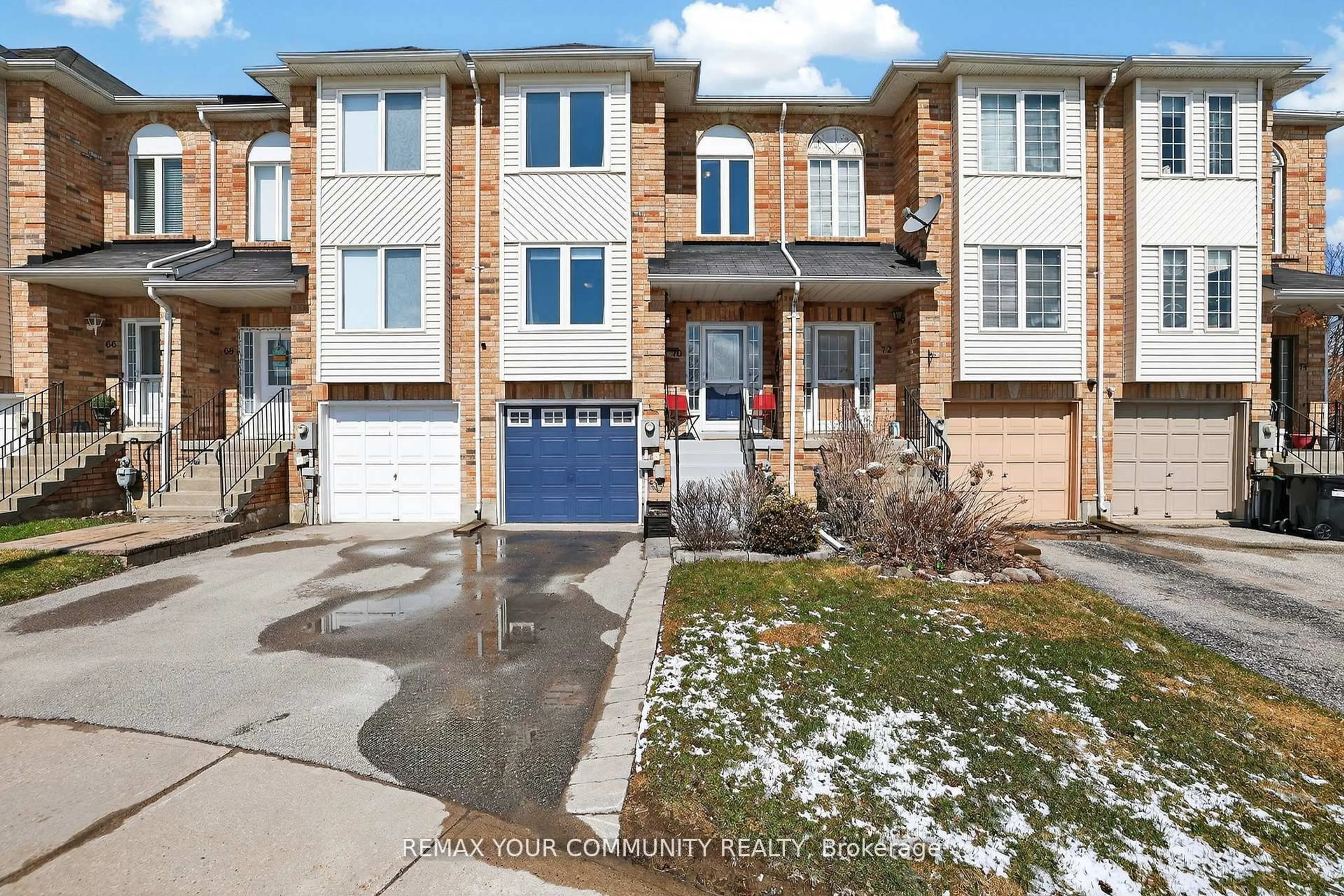 A pic from outside/outdoor area/front of a property/back of a property/a pic from drone, street for 70 Natale Crt, Bradford West Gwillimbury Ontario L3Z 3B1