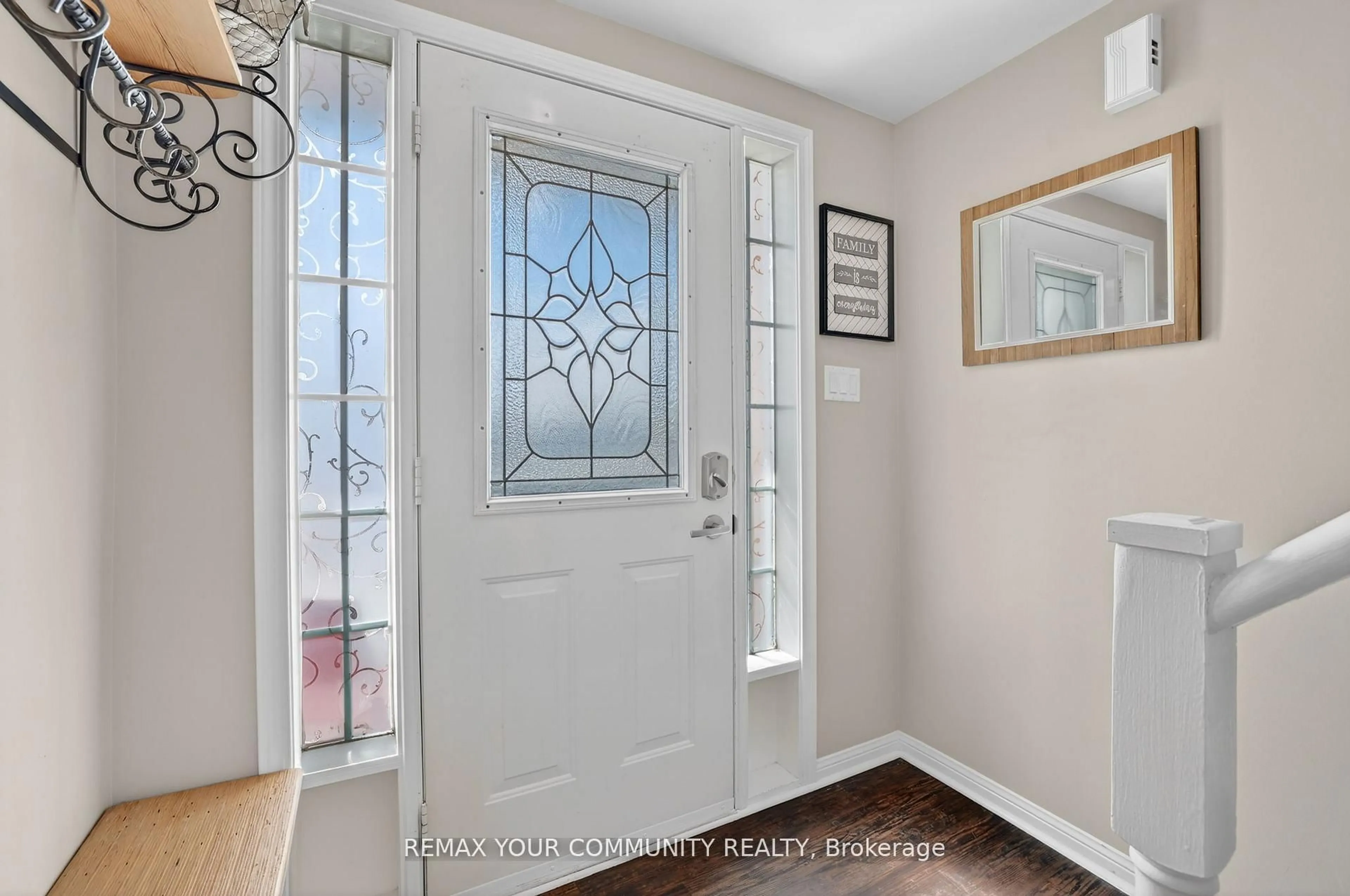 Indoor entryway for 70 Natale Crt, Bradford West Gwillimbury Ontario L3Z 3B1