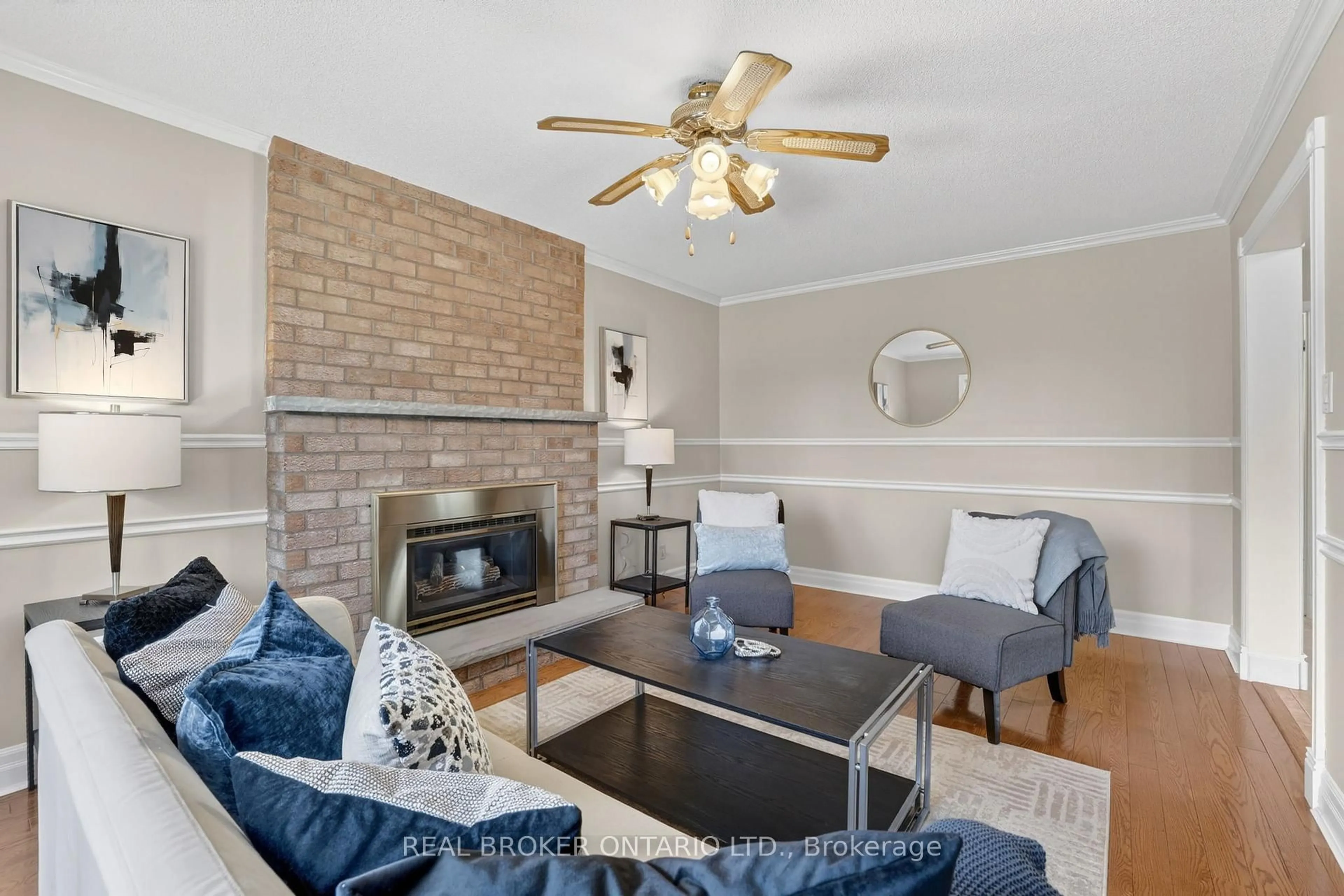 Living room with furniture, unknown for 208 Stegman Rd, East Gwillimbury Ontario L9N 1B6