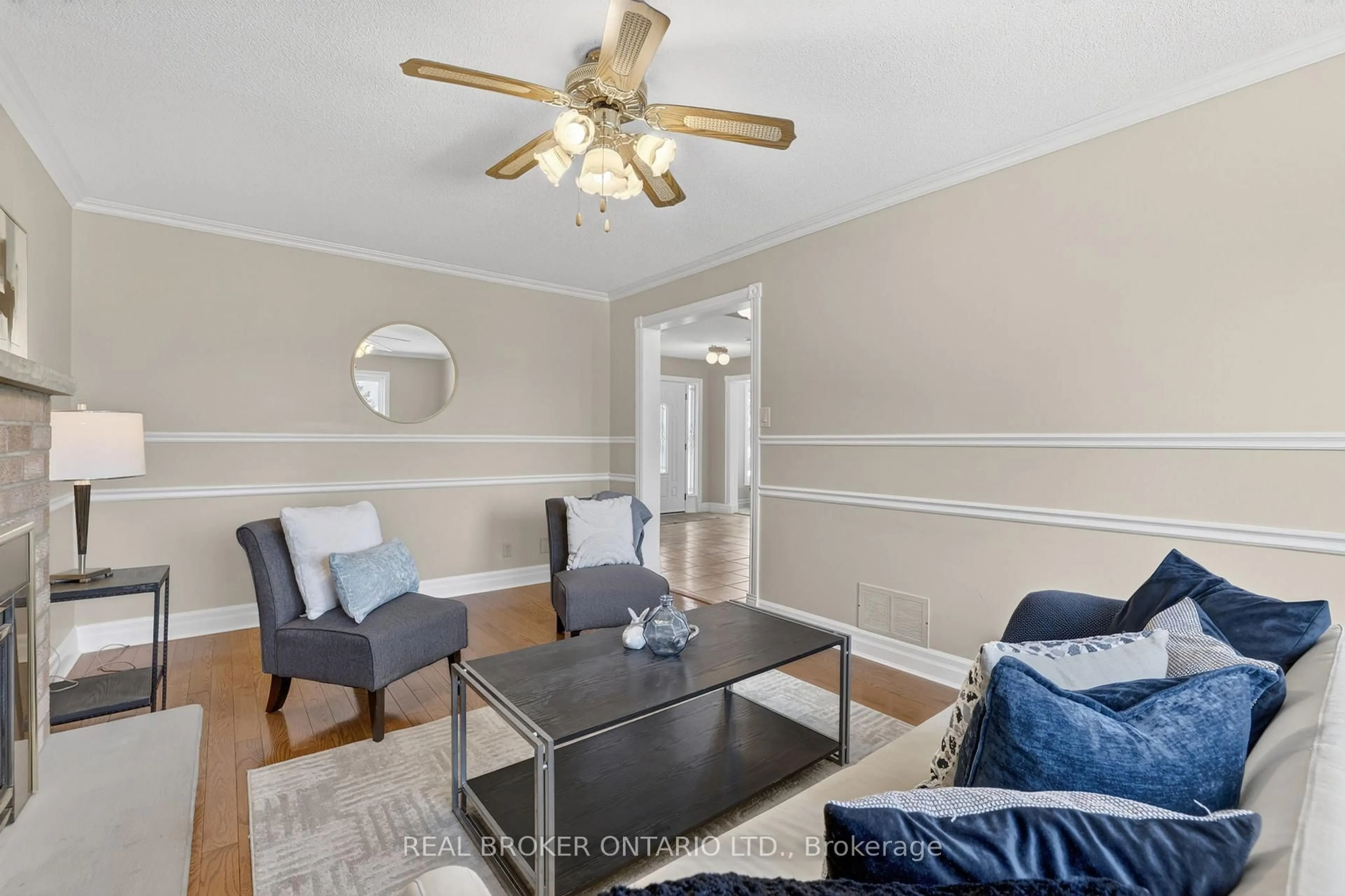 Living room with furniture, unknown for 208 Stegman Rd, East Gwillimbury Ontario L9N 1B6