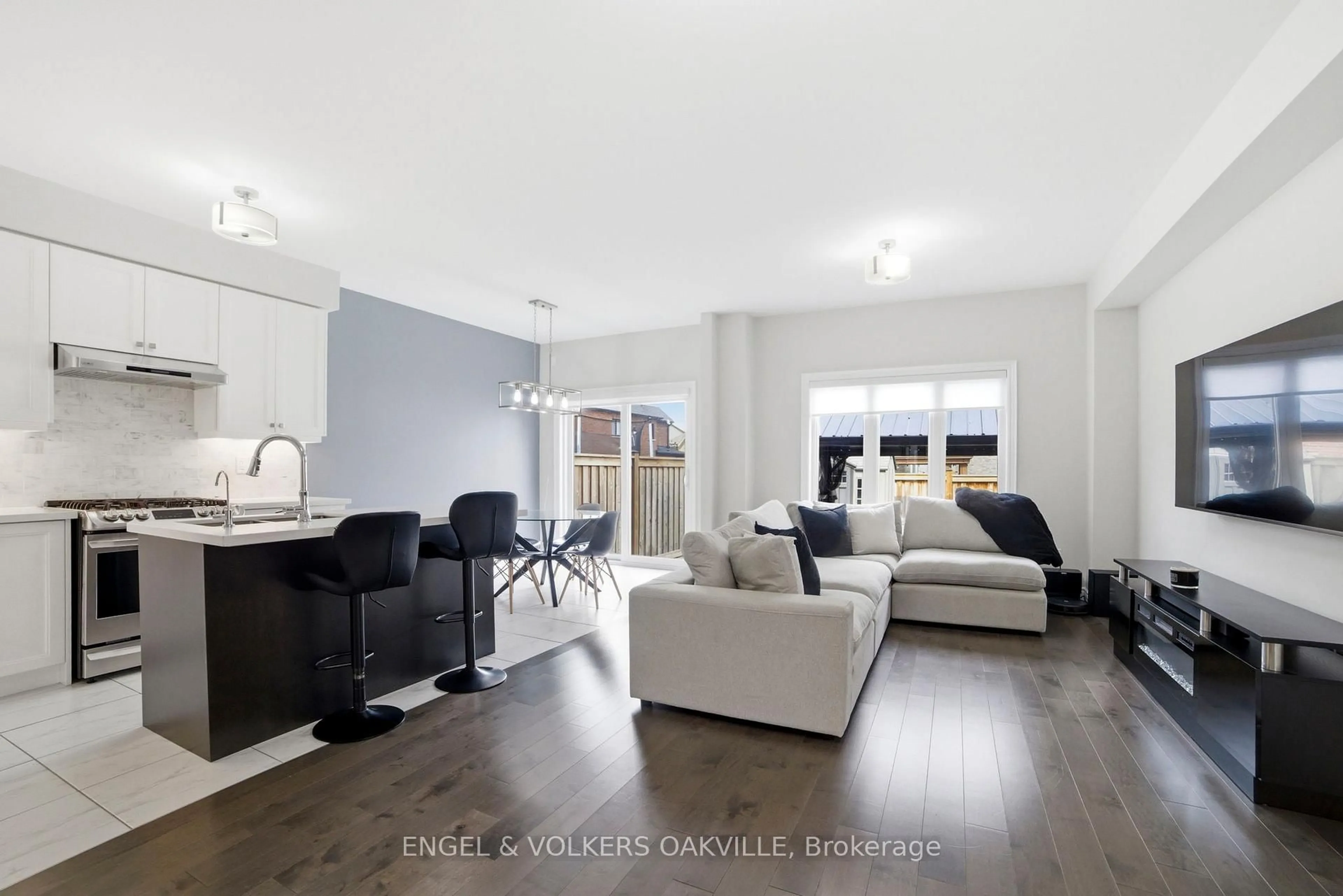 Living room with furniture, unknown for 183 Sutherland Ave, Bradford West Gwillimbury Ontario L3Z 4H6
