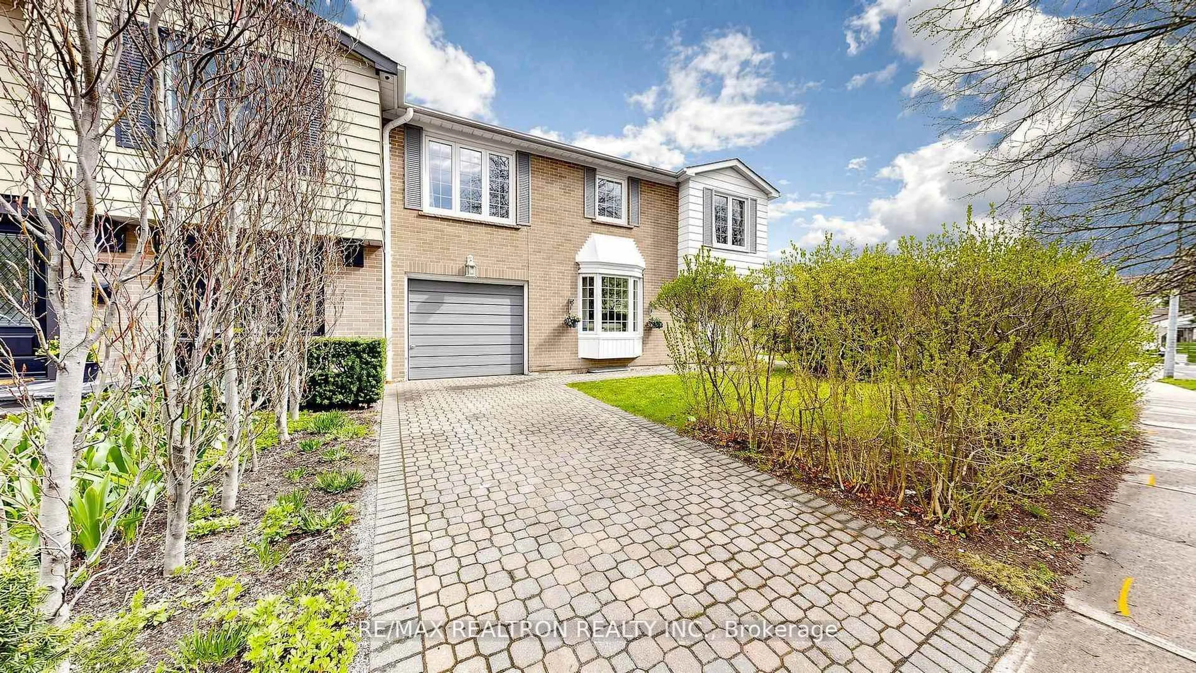 Home with brick exterior material, street for 135 Avenue Rd, Richmond Hill Ontario L4C 4Z6