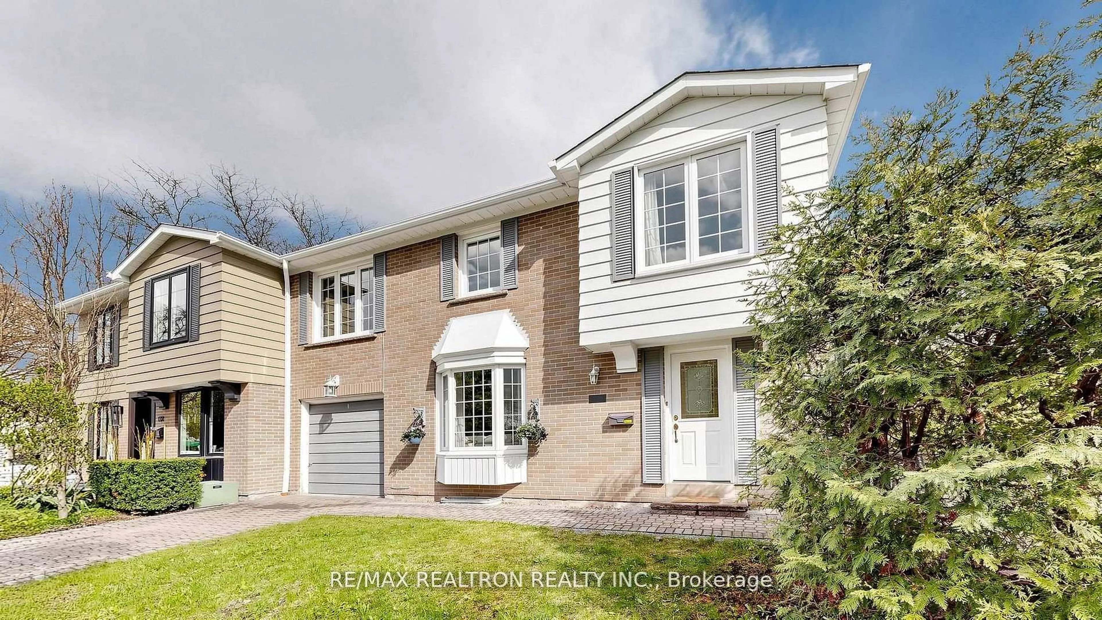Home with brick exterior material, street for 135 Avenue Rd, Richmond Hill Ontario L4C 4Z6