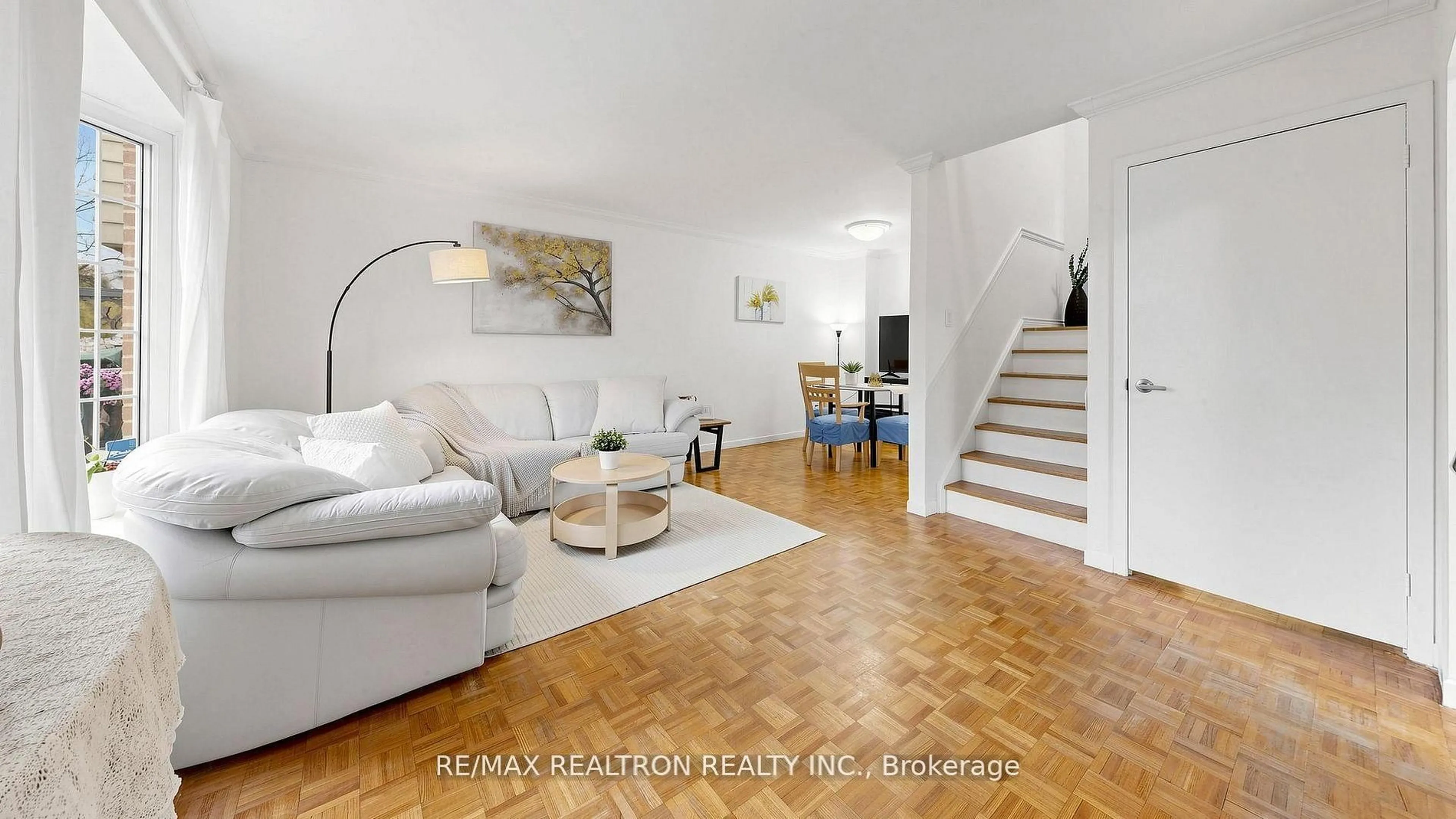 Living room with furniture, unknown for 135 Avenue Rd, Richmond Hill Ontario L4C 4Z6