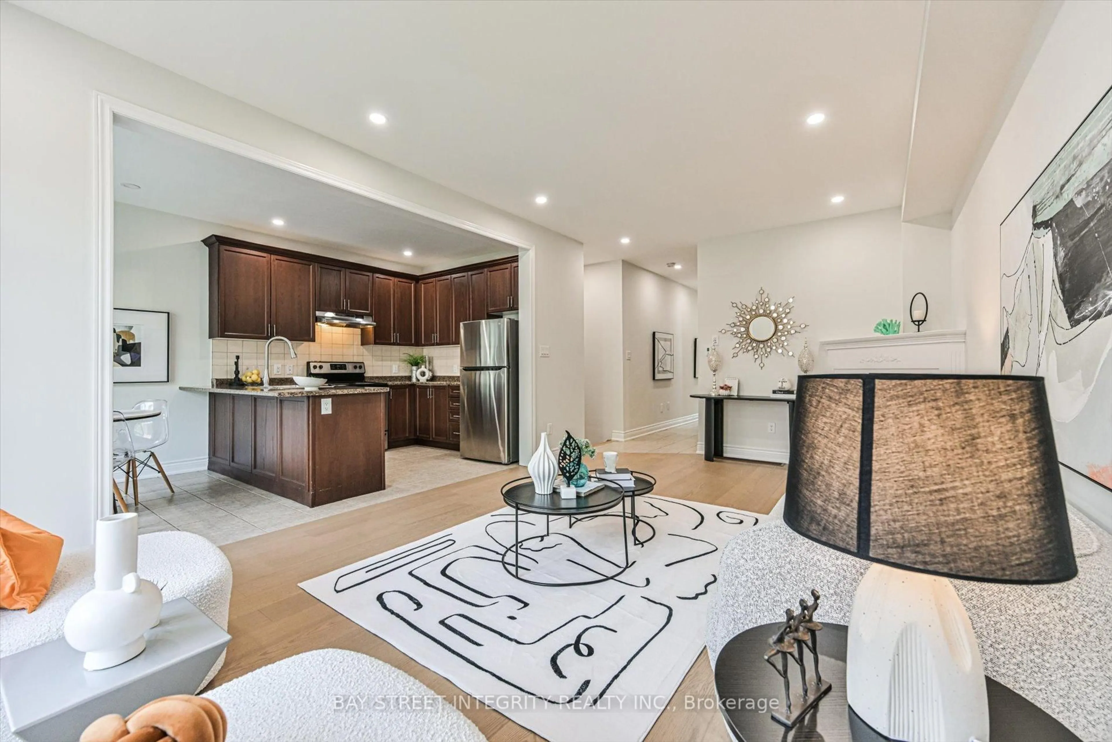 Open concept kitchen, ceramic/tile floor for 16 Coventry Crt, Richmond Hill Ontario L4C 0X1