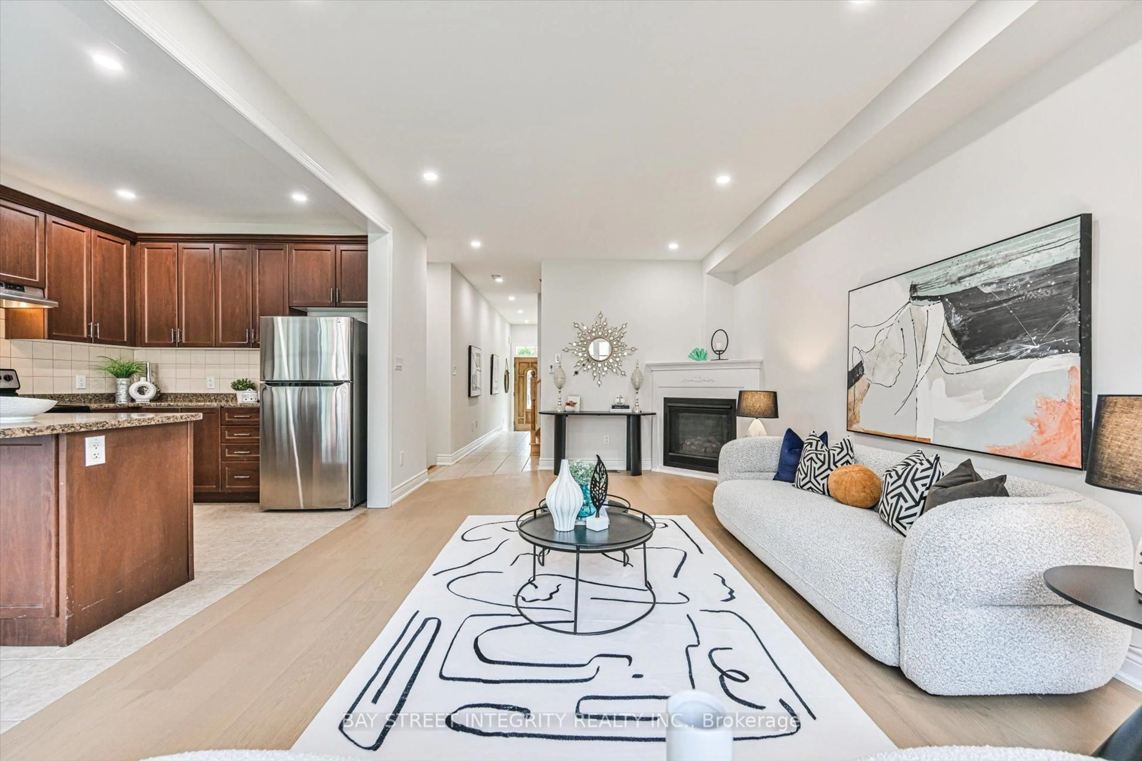 Living room with furniture, unknown for 16 Coventry Crt, Richmond Hill Ontario L4C 0X1