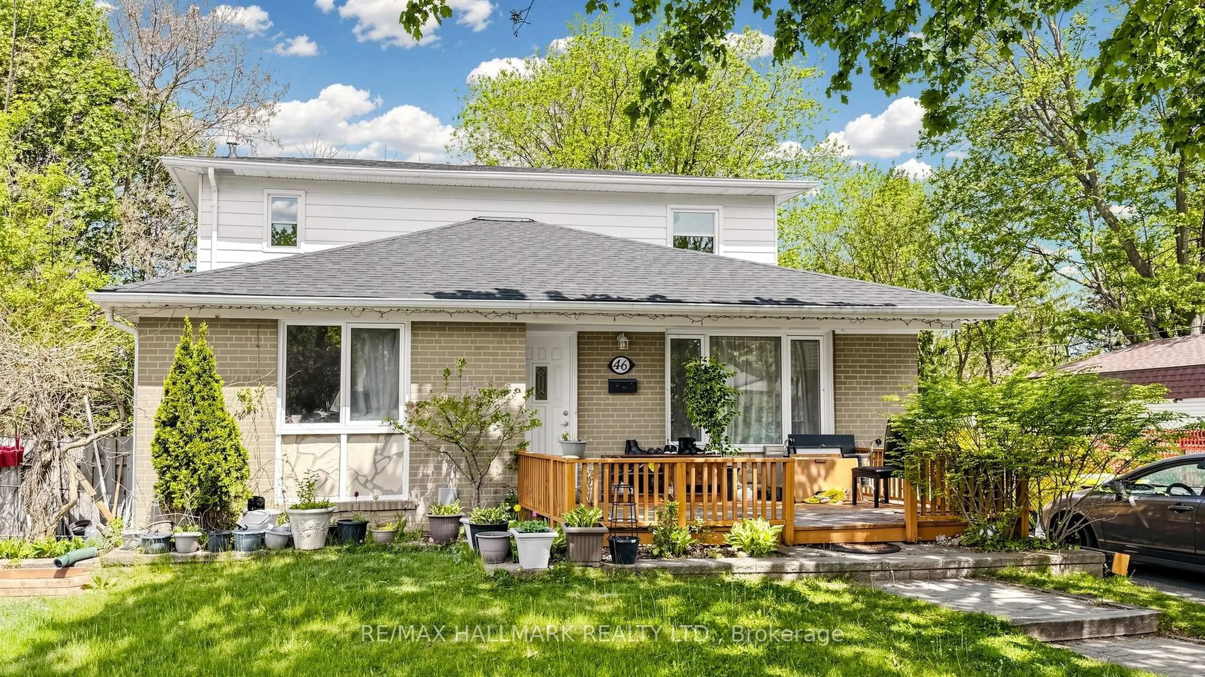 Home with vinyl exterior material, street for 46 Collins Cres, Aurora Ontario L4G 2W2