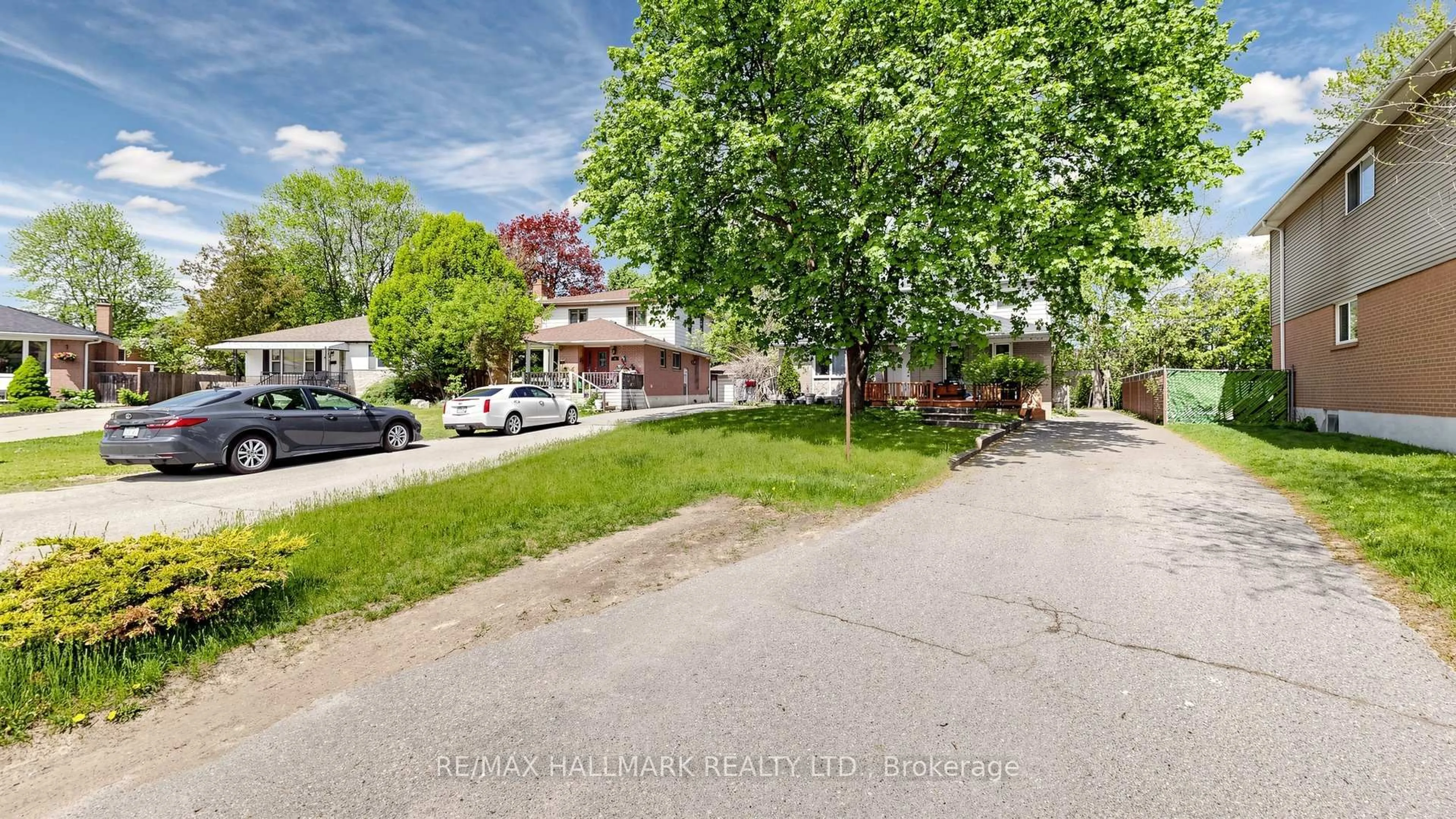 A pic from outside/outdoor area/front of a property/back of a property/a pic from drone, street for 46 Collins Cres, Aurora Ontario L4G 2W2