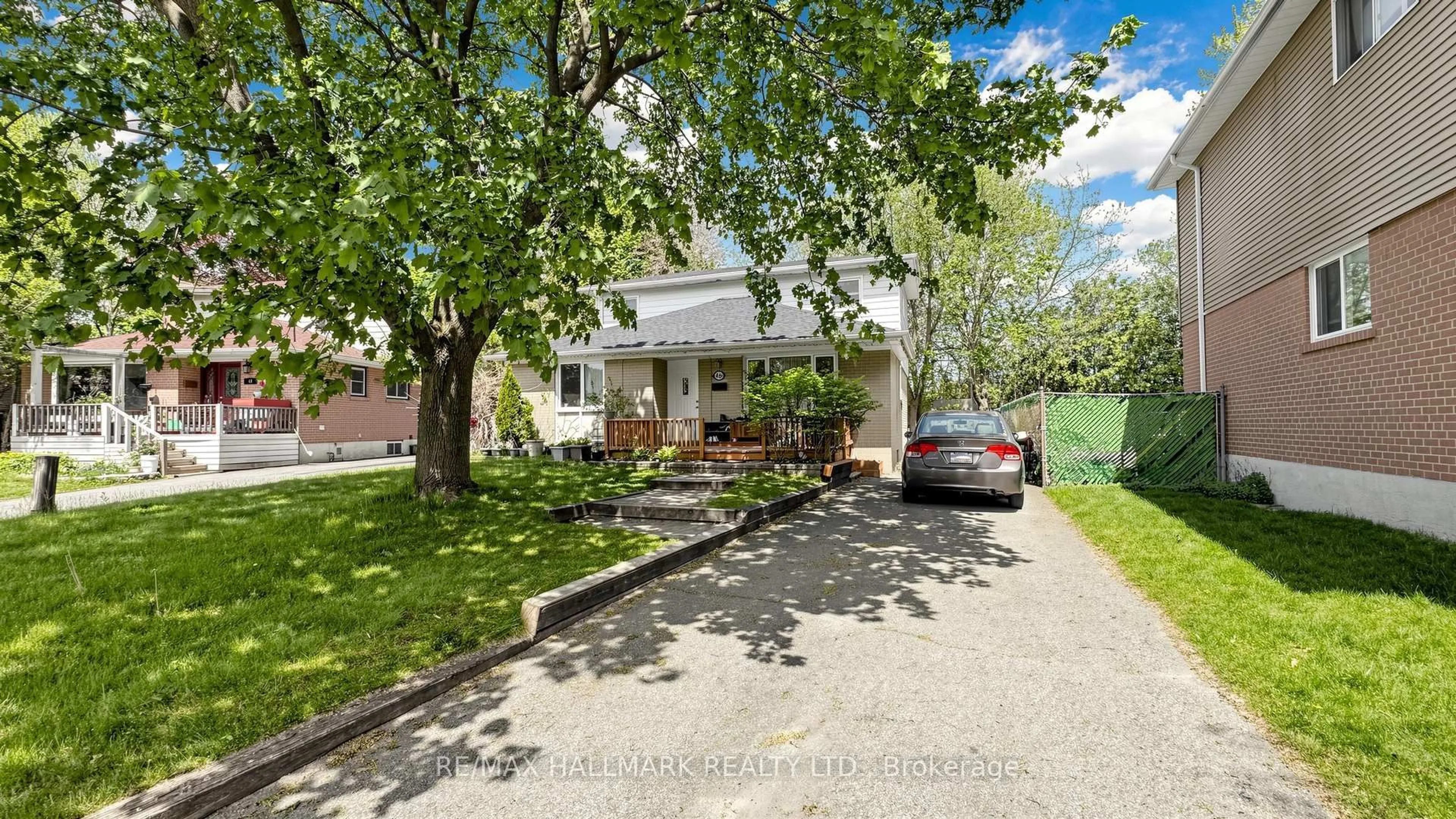 A pic from outside/outdoor area/front of a property/back of a property/a pic from drone, street for 46 Collins Cres, Aurora Ontario L4G 2W2