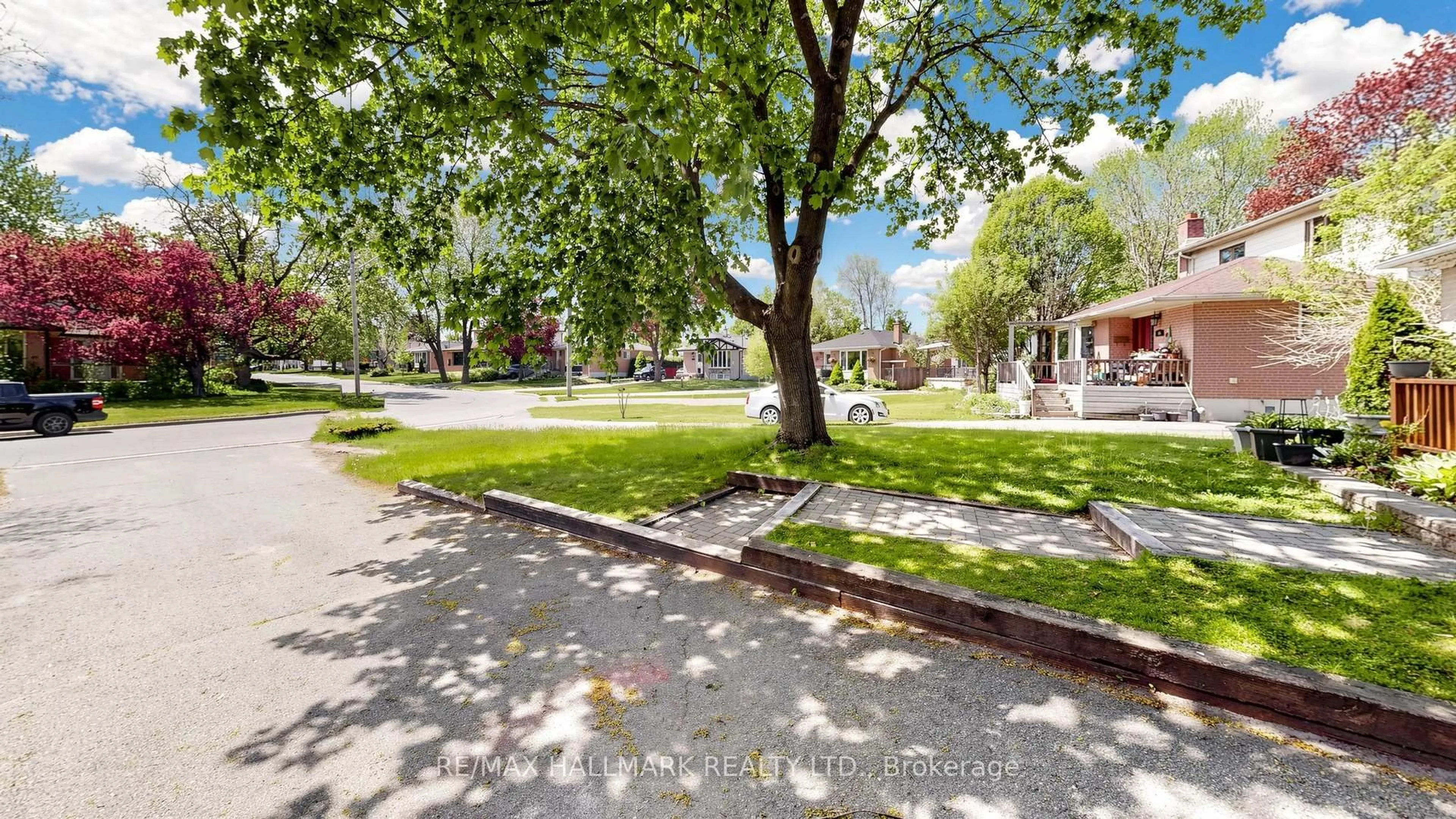 A pic from outside/outdoor area/front of a property/back of a property/a pic from drone, street for 46 Collins Cres, Aurora Ontario L4G 2W2
