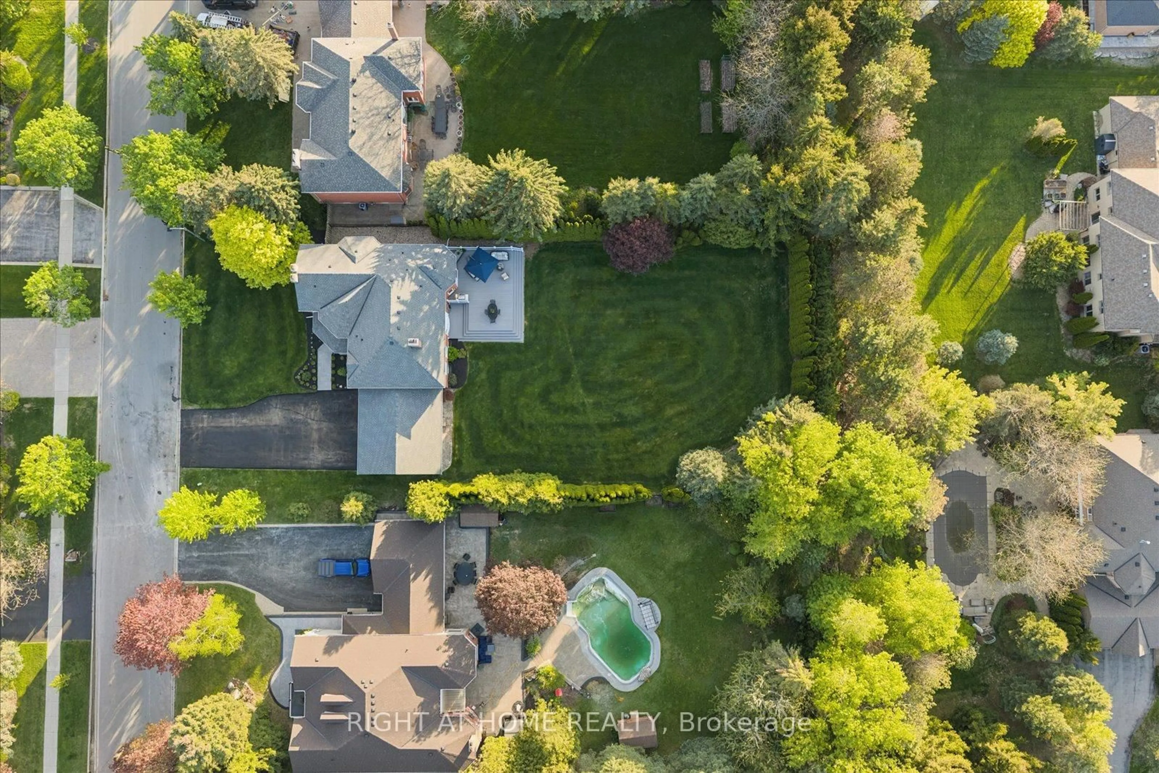A pic from outside/outdoor area/front of a property/back of a property/a pic from drone, unknown for 137 Treegrove Circ, Aurora Ontario L4G 6L9