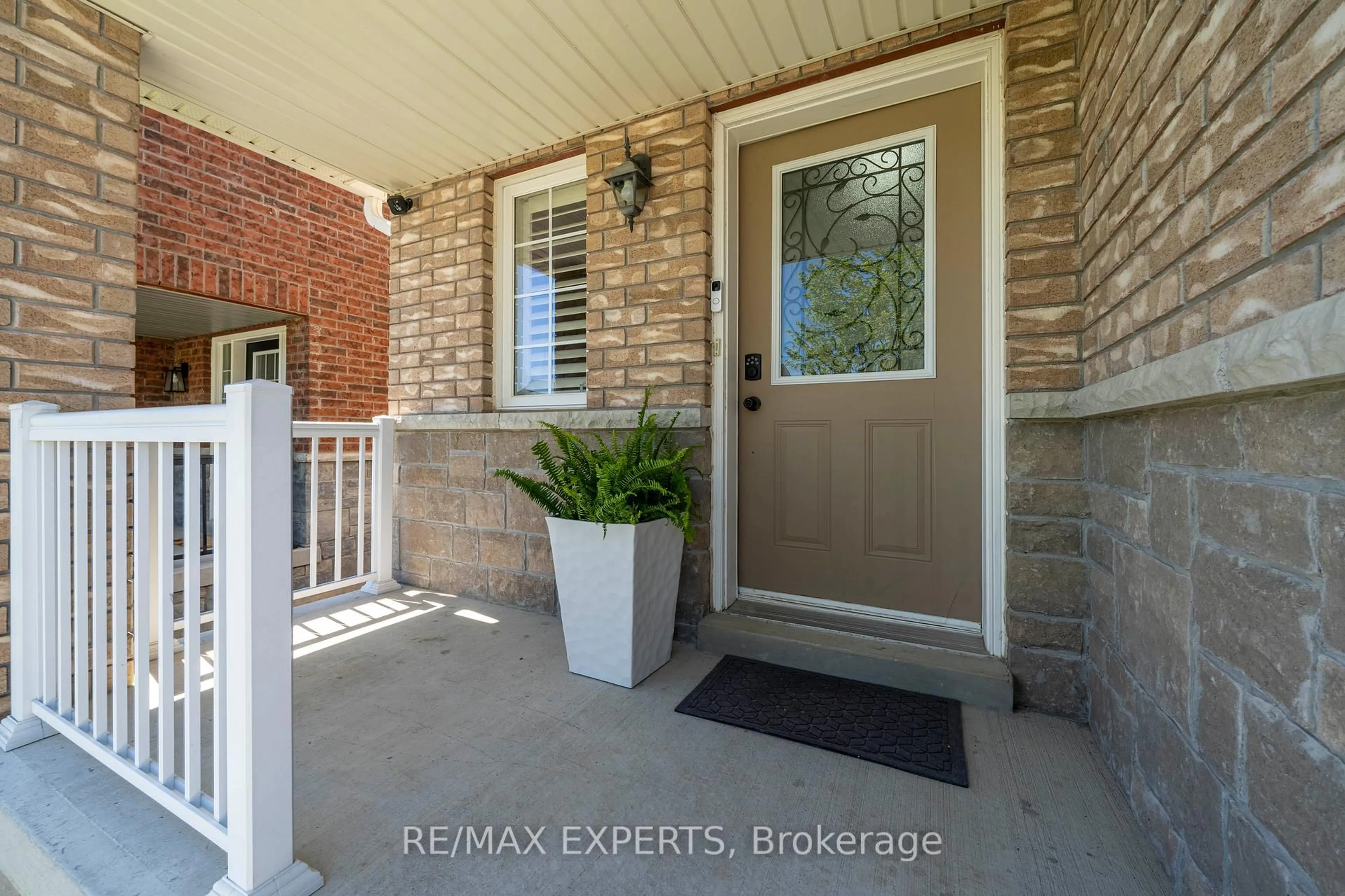Indoor entryway for 18 Armstrong Cres, Bradford West Gwillimbury Ontario L3Z 0L1