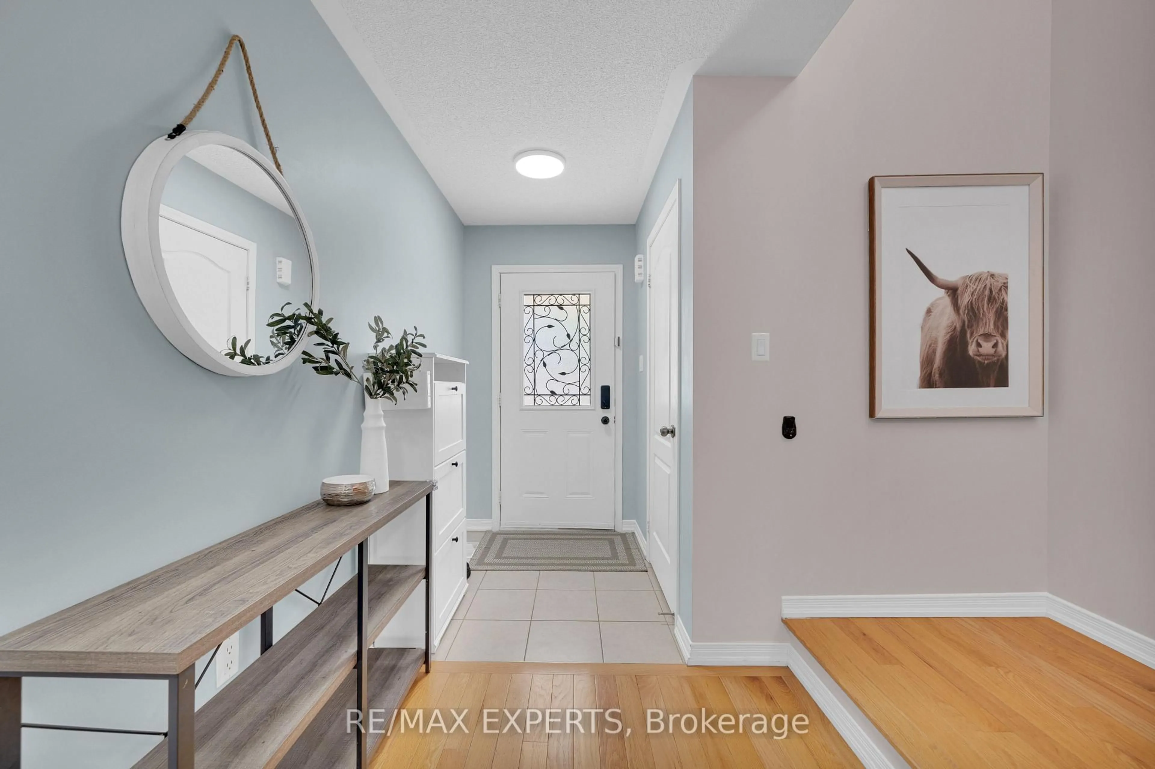 Indoor entryway for 18 Armstrong Cres, Bradford West Gwillimbury Ontario L3Z 0L1