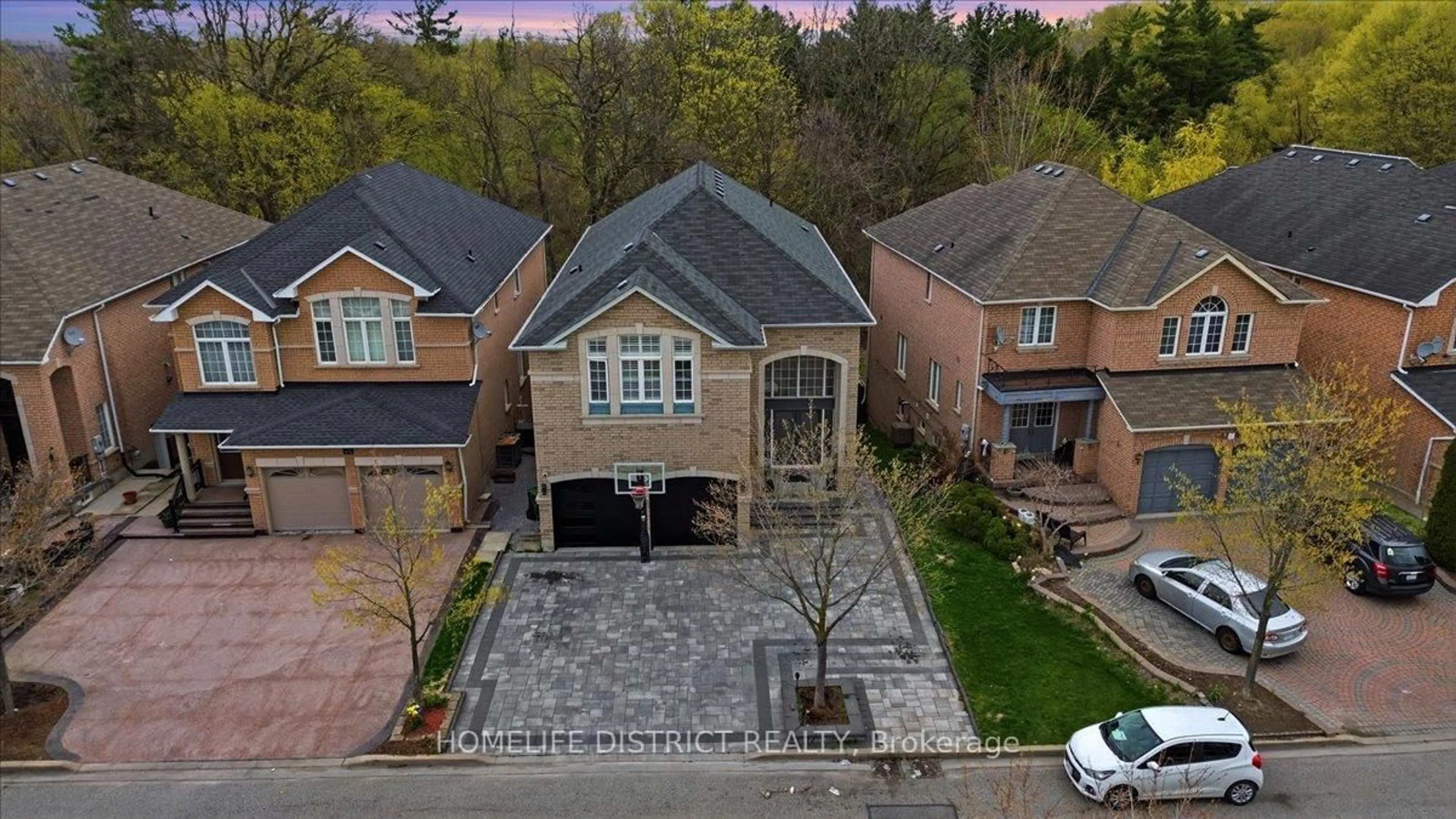 A pic from outside/outdoor area/front of a property/back of a property/a pic from drone, street for 43 Bethany St, Markham Ontario L3S 4T9