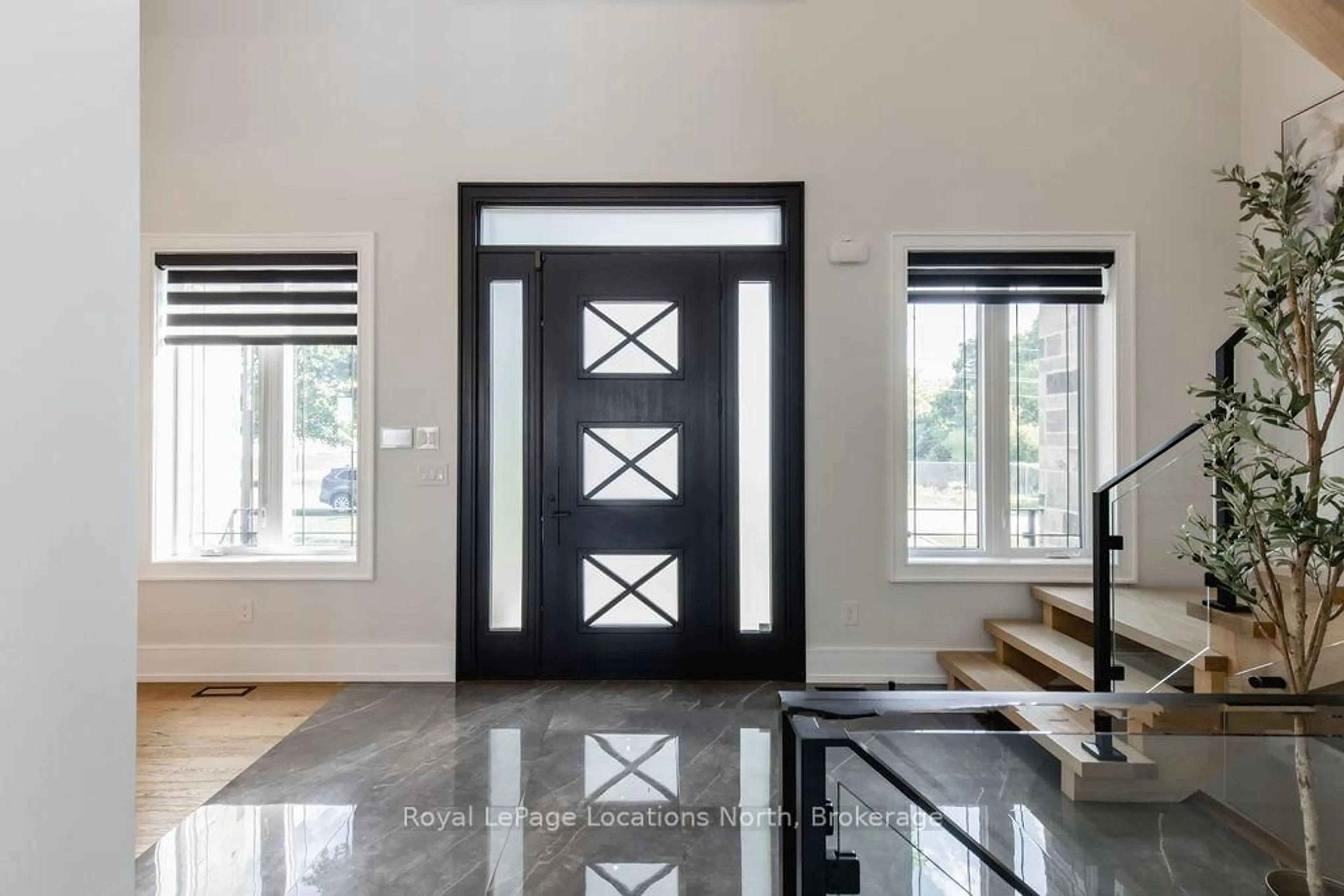 Indoor entryway for 22 EAST JOHN St, Innisfil Ontario L0L 1L0