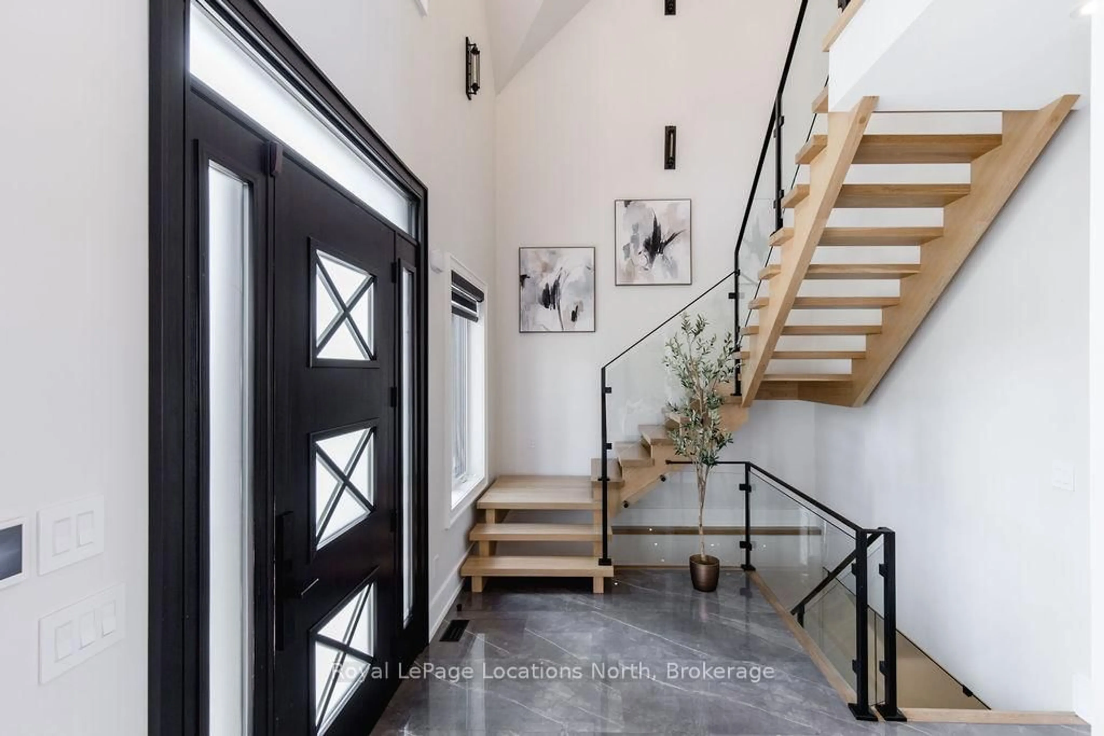Indoor entryway for 22 EAST JOHN St, Innisfil Ontario L0L 1L0