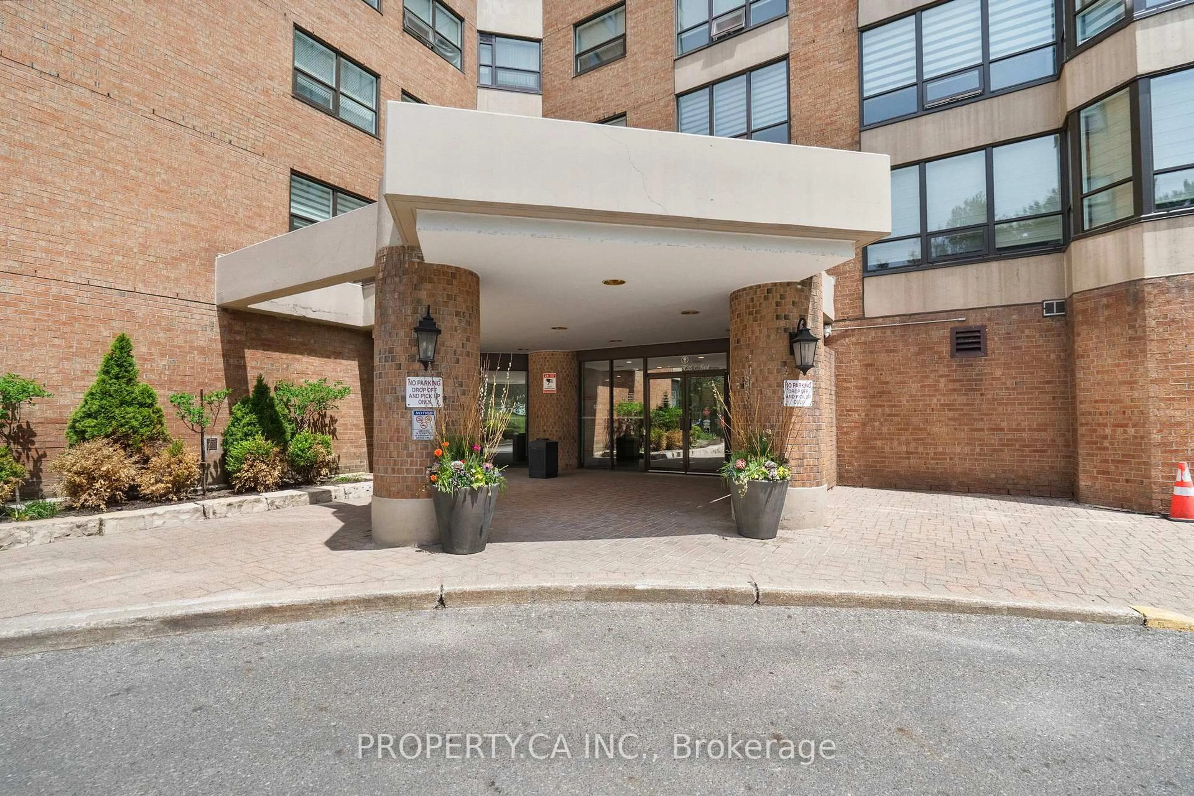 Indoor foyer for 7601 Bathurst St #101, Vaughan Ontario L4J 4H5