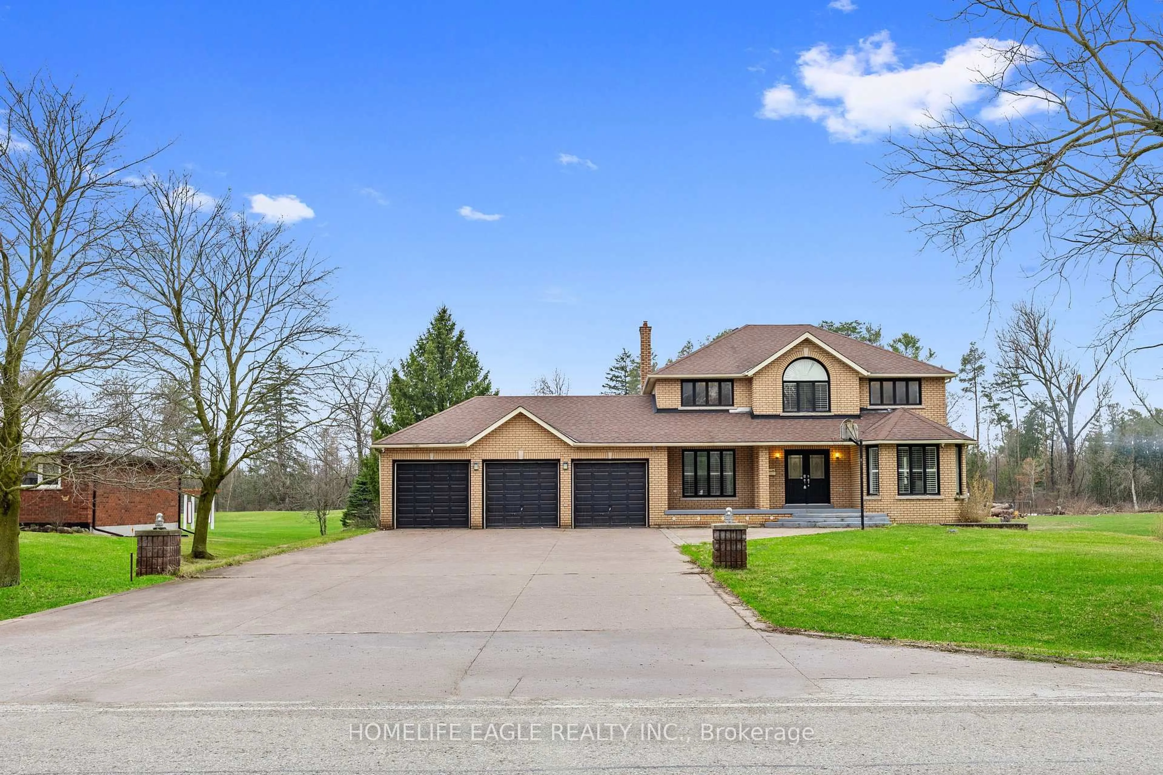 A pic from outside/outdoor area/front of a property/back of a property/a pic from drone, street for 20286 Yonge St, East Gwillimbury Ontario L9N 1B1