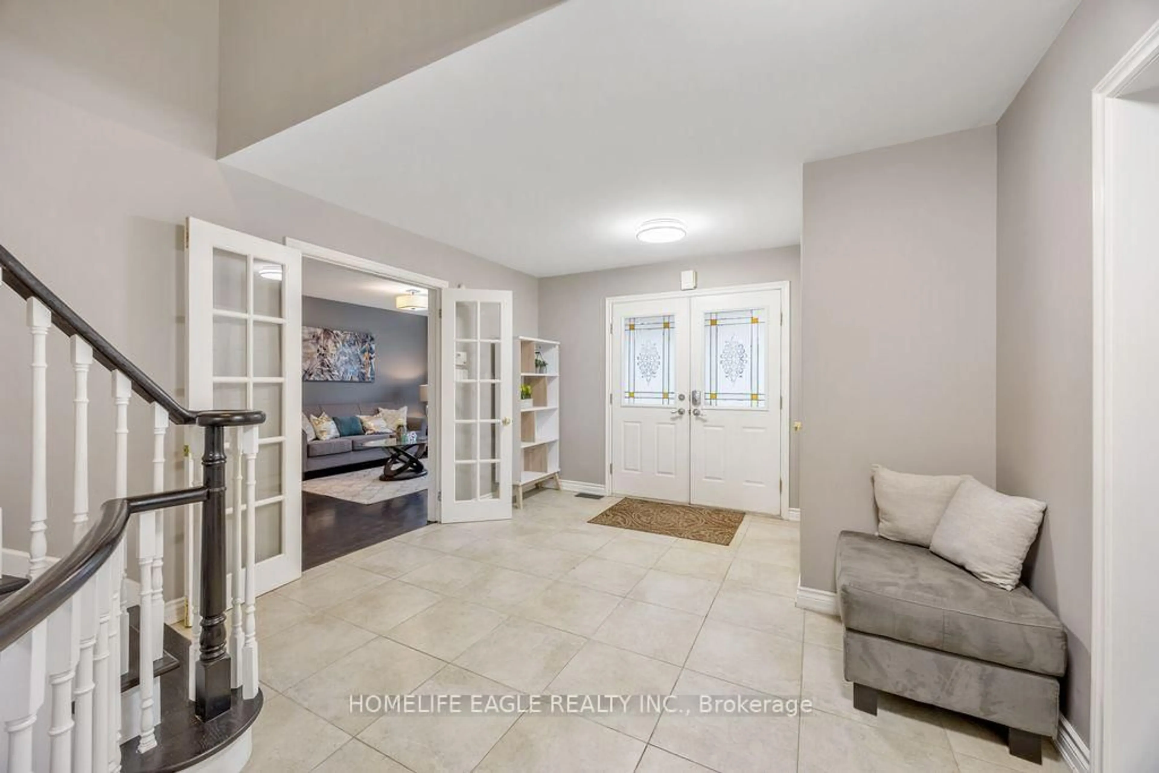 Indoor entryway for 20286 Yonge St, East Gwillimbury Ontario L9N 1B1