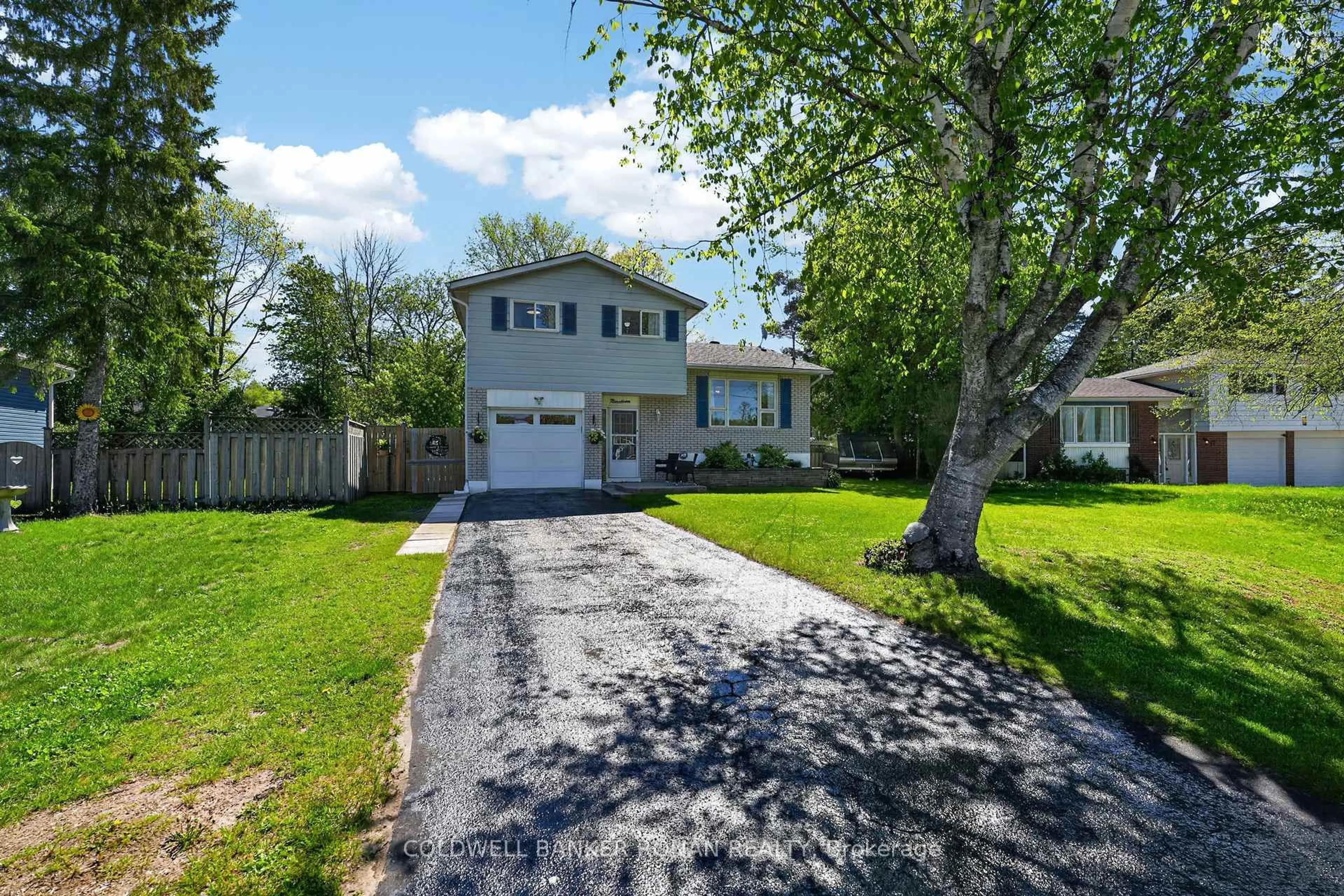 A pic from outside/outdoor area/front of a property/back of a property/a pic from drone, street for 19 Larkdale Cres, Essa Ontario L0M 1B0