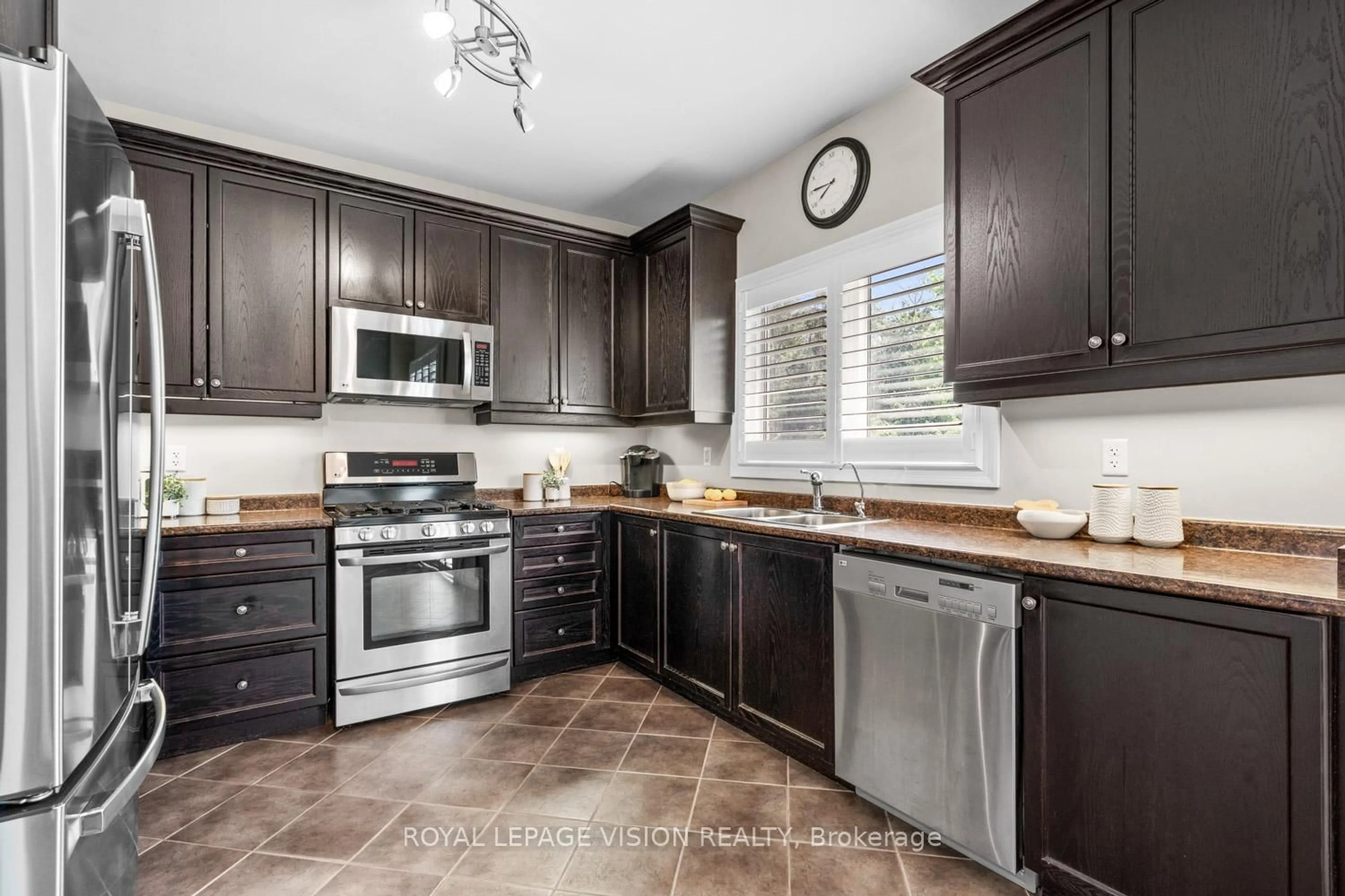 Open concept kitchen, ceramic/tile floor for 27 Ida Jane Grve, Whitchurch-Stouffville Ontario L4A 0S3