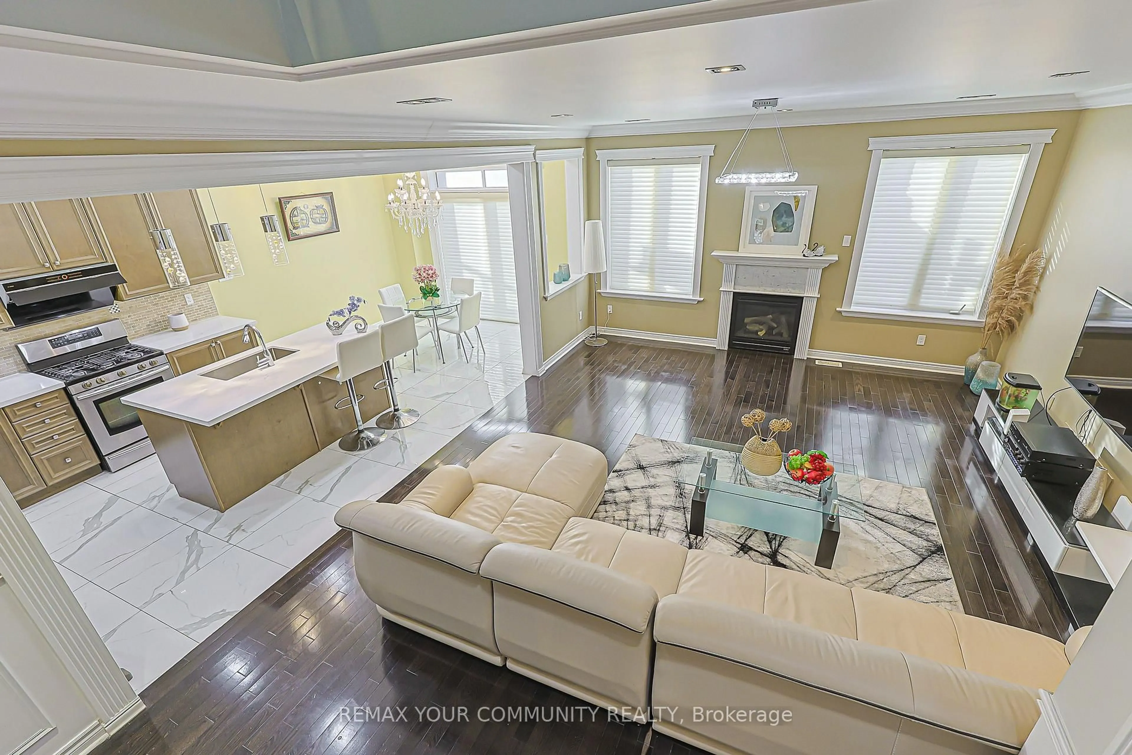 Living room with furniture, ceramic/tile floor for 16 Foshan Ave, Markham Ontario L6C 0S1