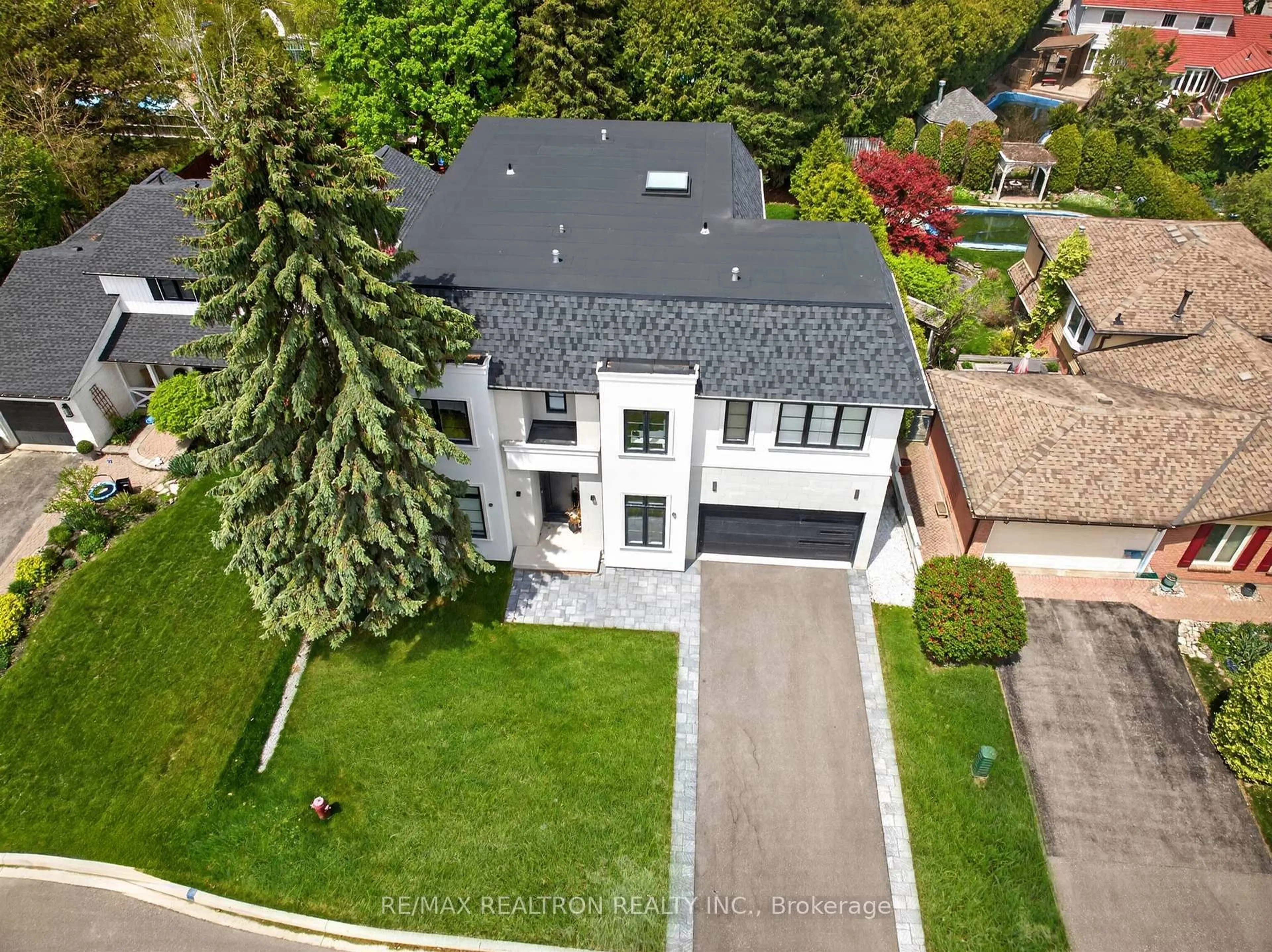 A pic from outside/outdoor area/front of a property/back of a property/a pic from drone, street for 32 Cossar Dr, Aurora Ontario L4G 3N8
