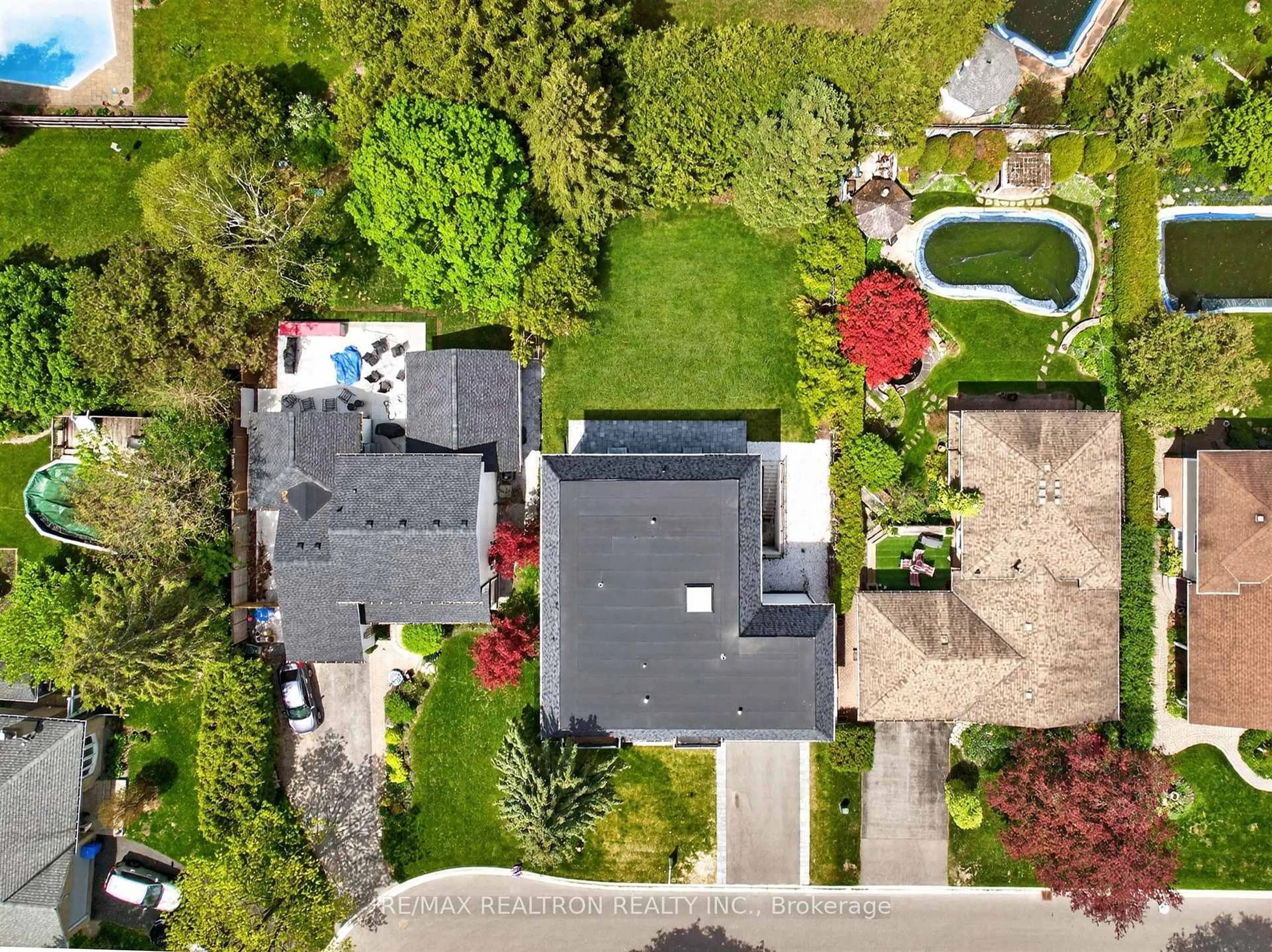 A pic from outside/outdoor area/front of a property/back of a property/a pic from drone, street for 32 Cossar Dr, Aurora Ontario L4G 3N8