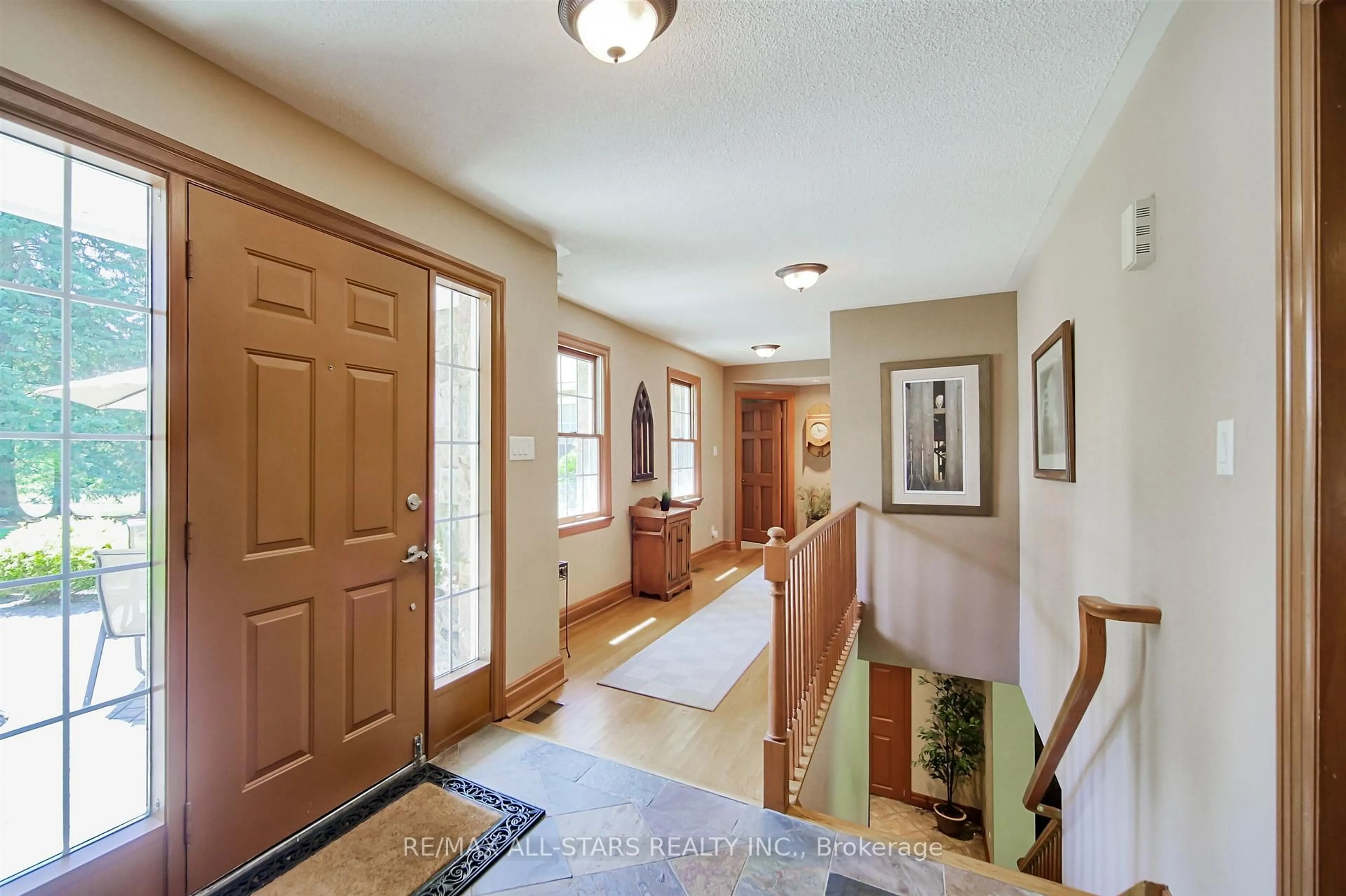 Indoor foyer for 19 Bristol Sands Cres, Uxbridge Ontario L9P 0G1