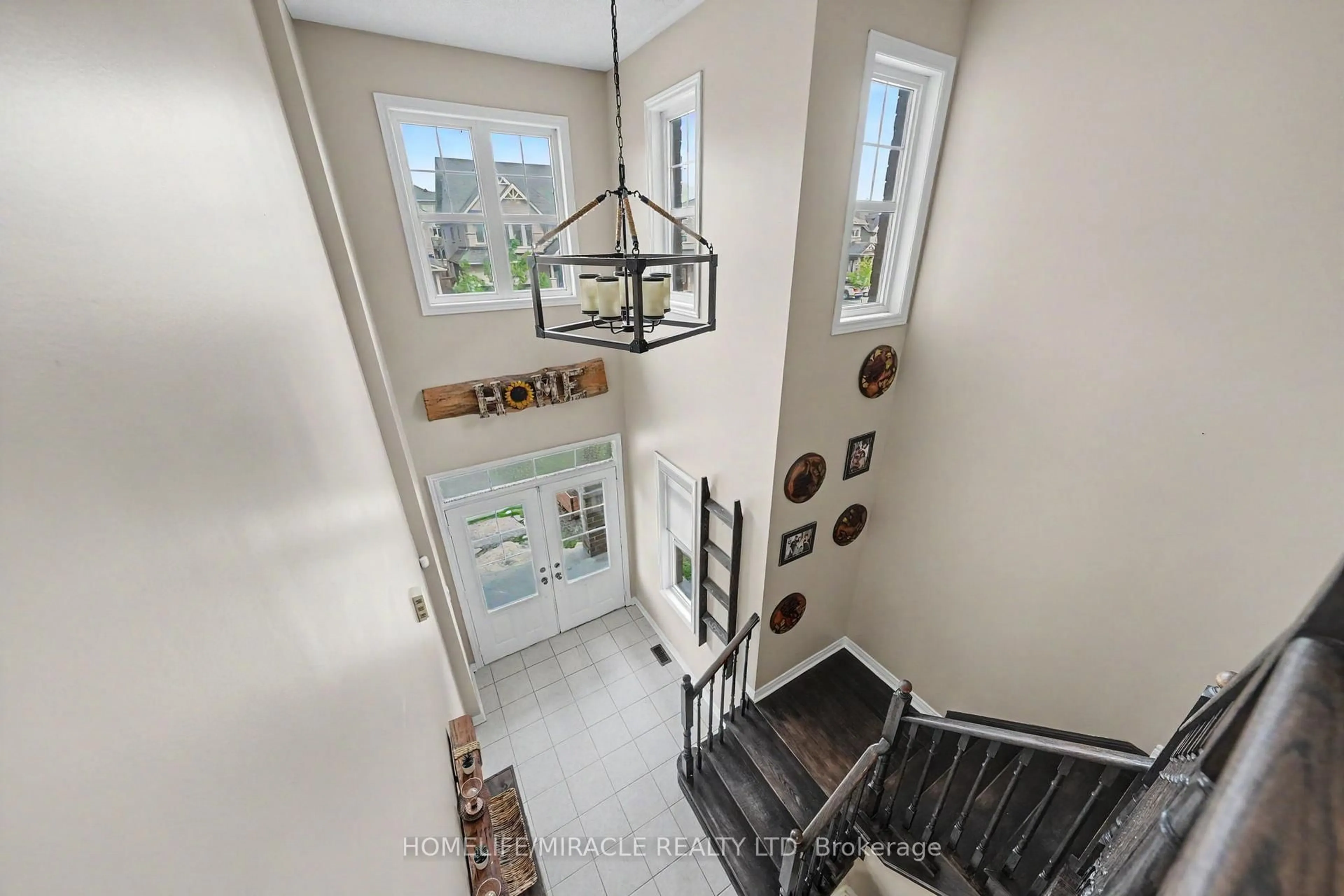 Indoor entryway for 14 Willoughby Way, New Tecumseth Ontario L9R 0M5