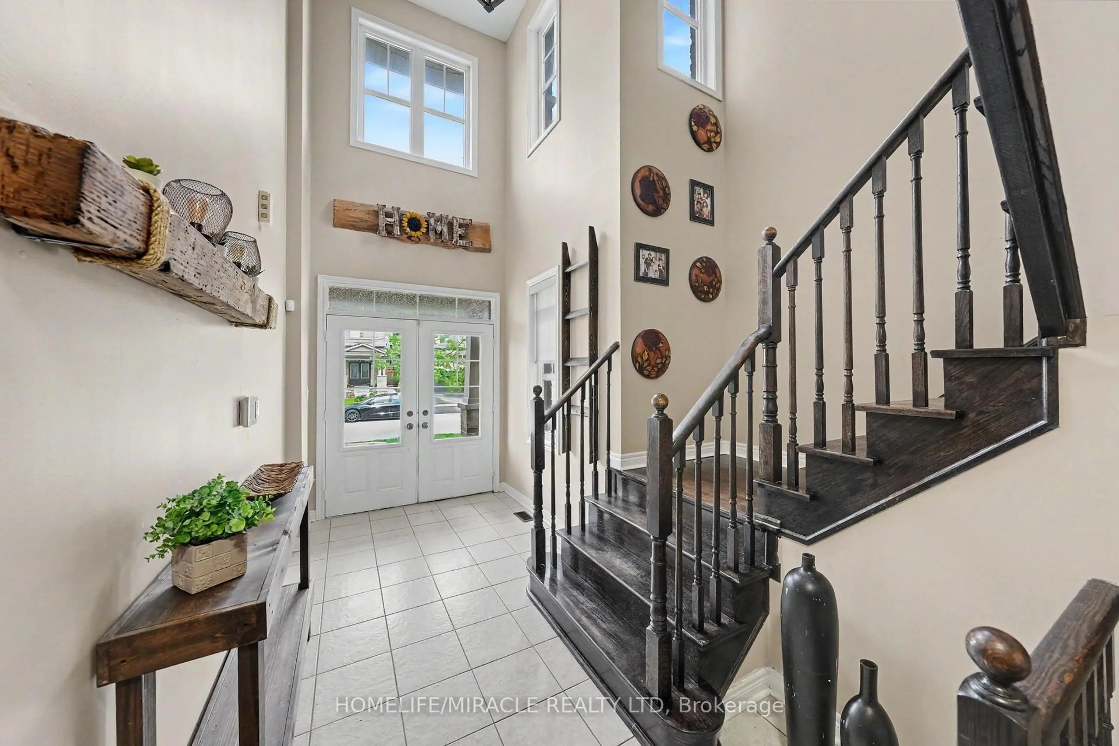 Indoor entryway for 14 Willoughby Way, New Tecumseth Ontario L9R 0M5