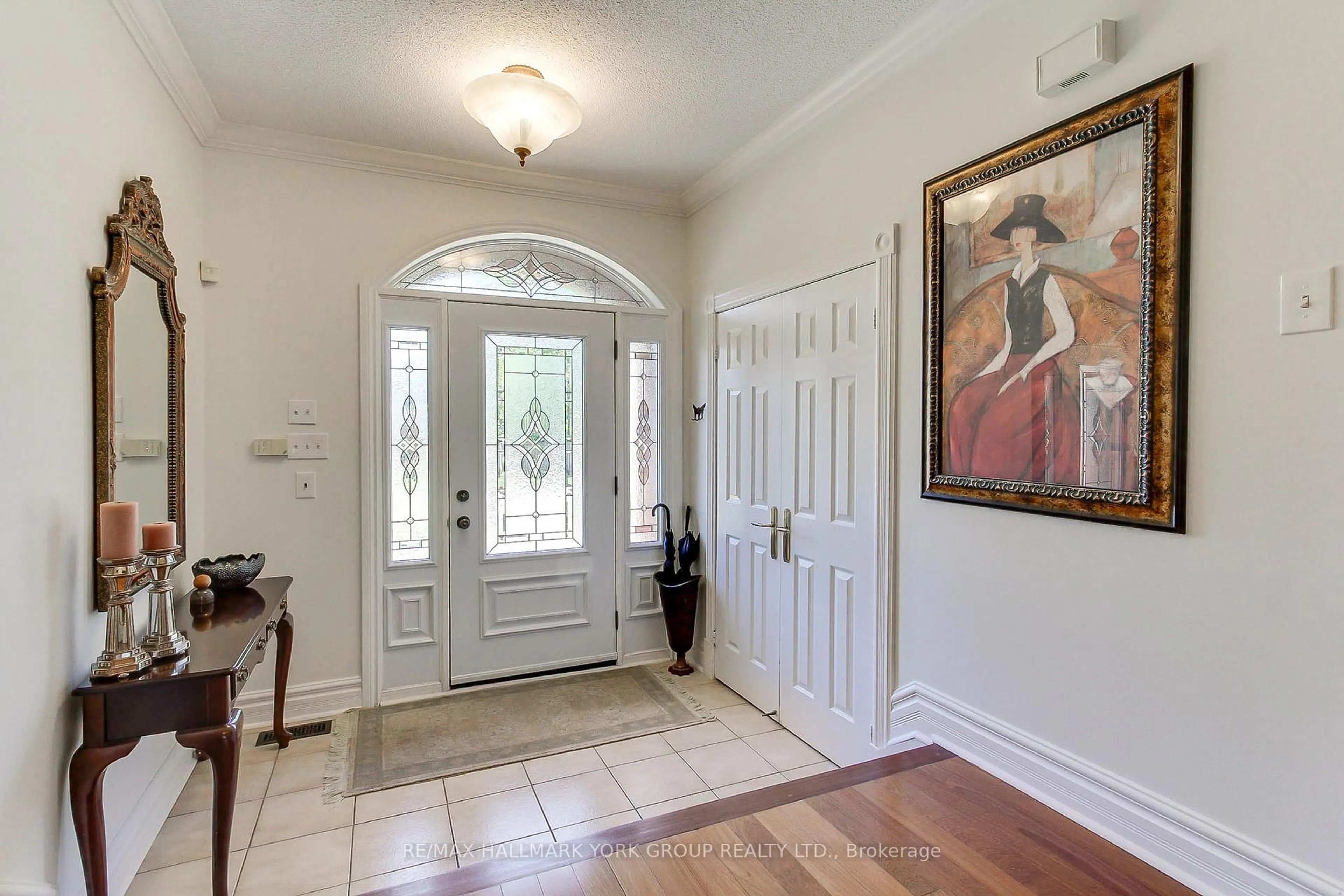 Indoor entryway for 953 Damascus Crt, Newmarket Ontario L3X 1L2