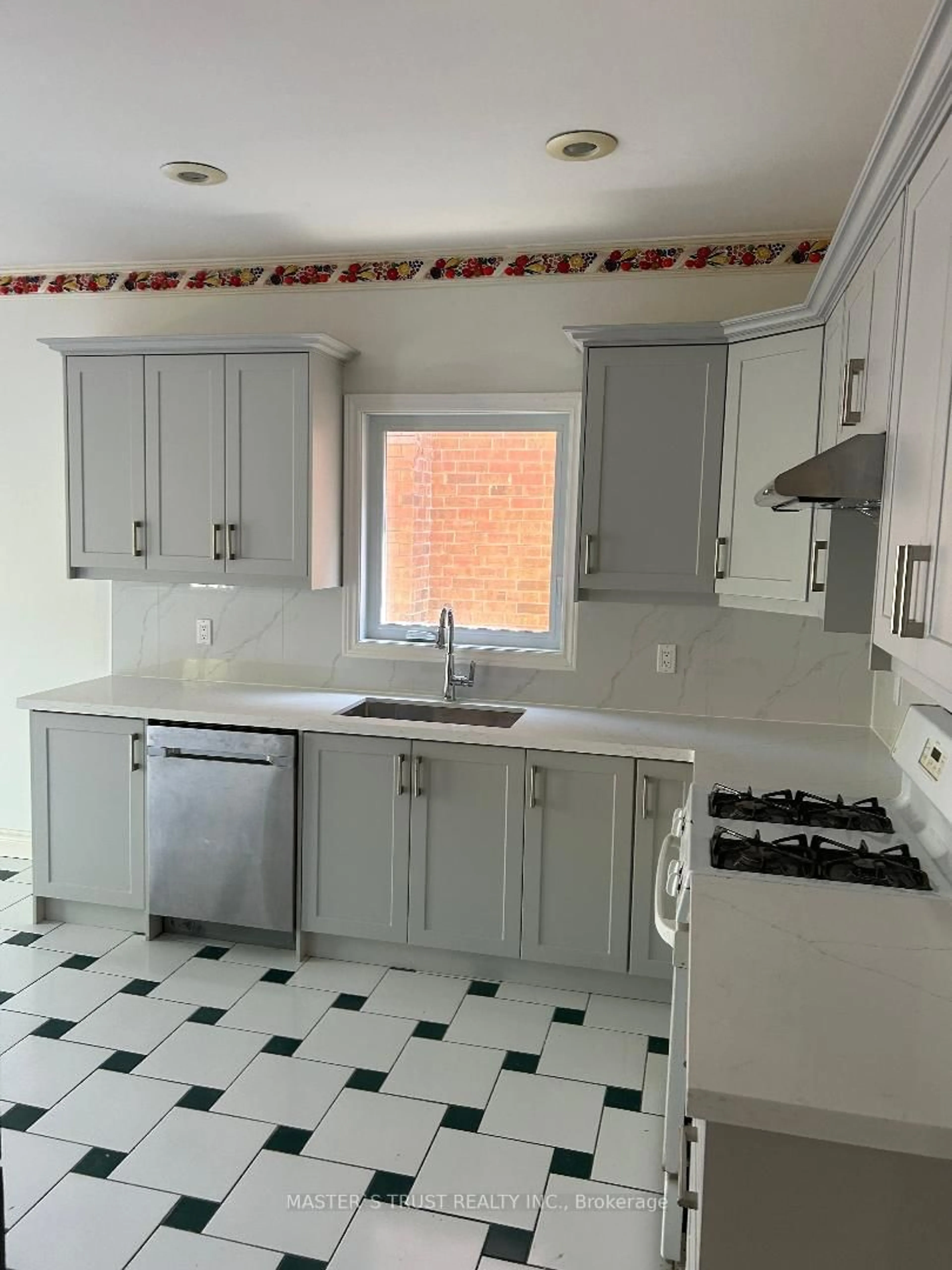 Standard kitchen, ceramic/tile floor for 10 Buckhorn Ave, Richmond Hill Ontario L4C 0E3