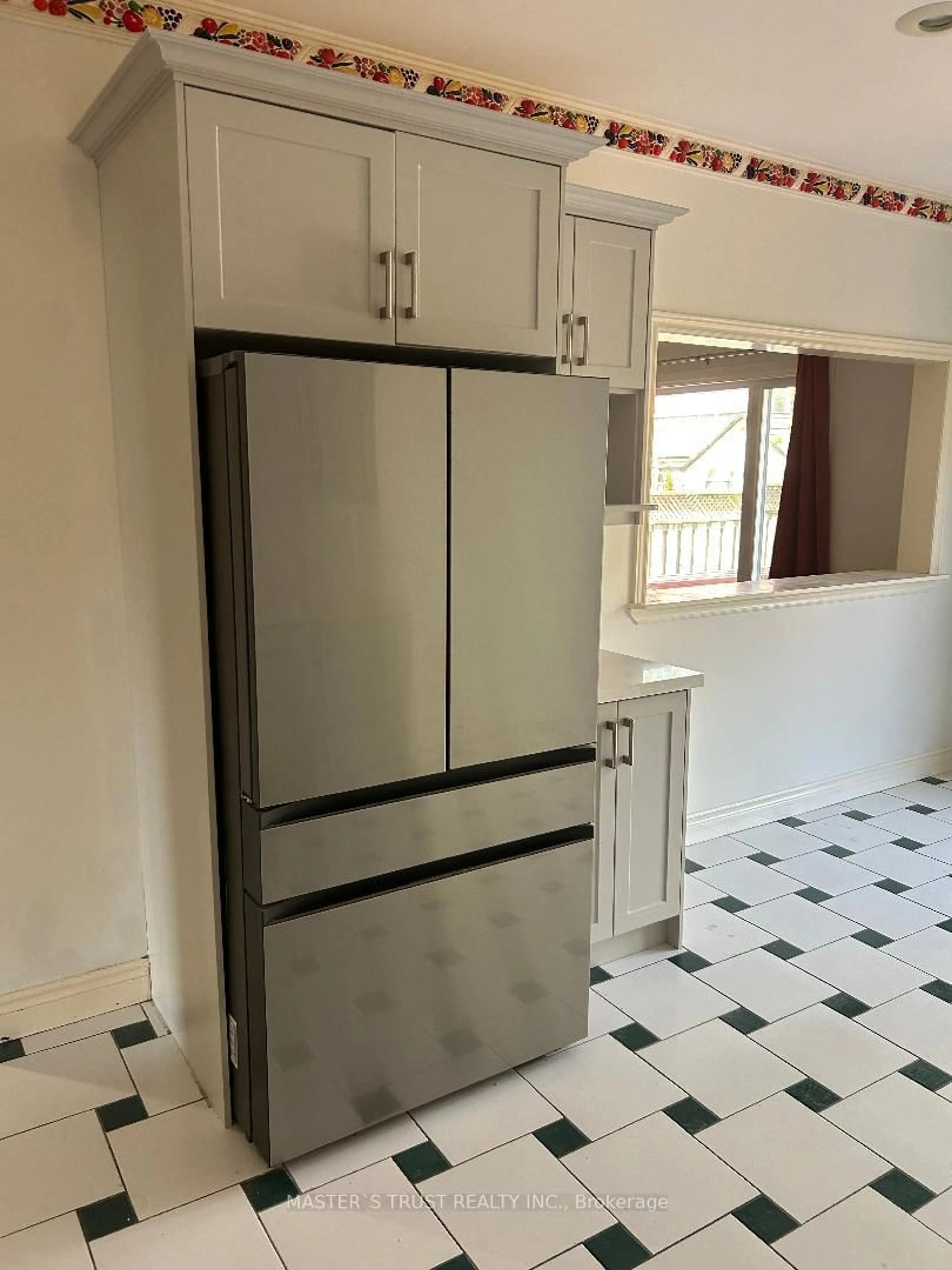 Standard kitchen, ceramic/tile floor for 10 Buckhorn Ave, Richmond Hill Ontario L4C 0E3