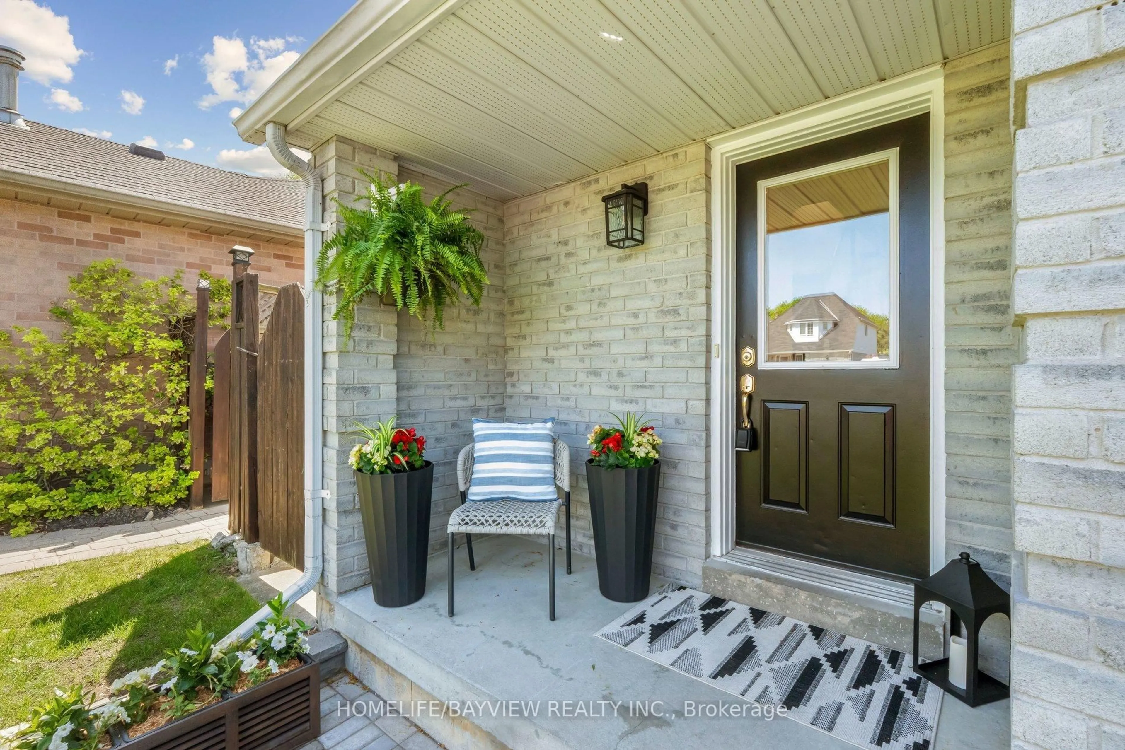 Indoor entryway for 29 Oakridge Crt, East Gwillimbury Ontario L9N 1M5