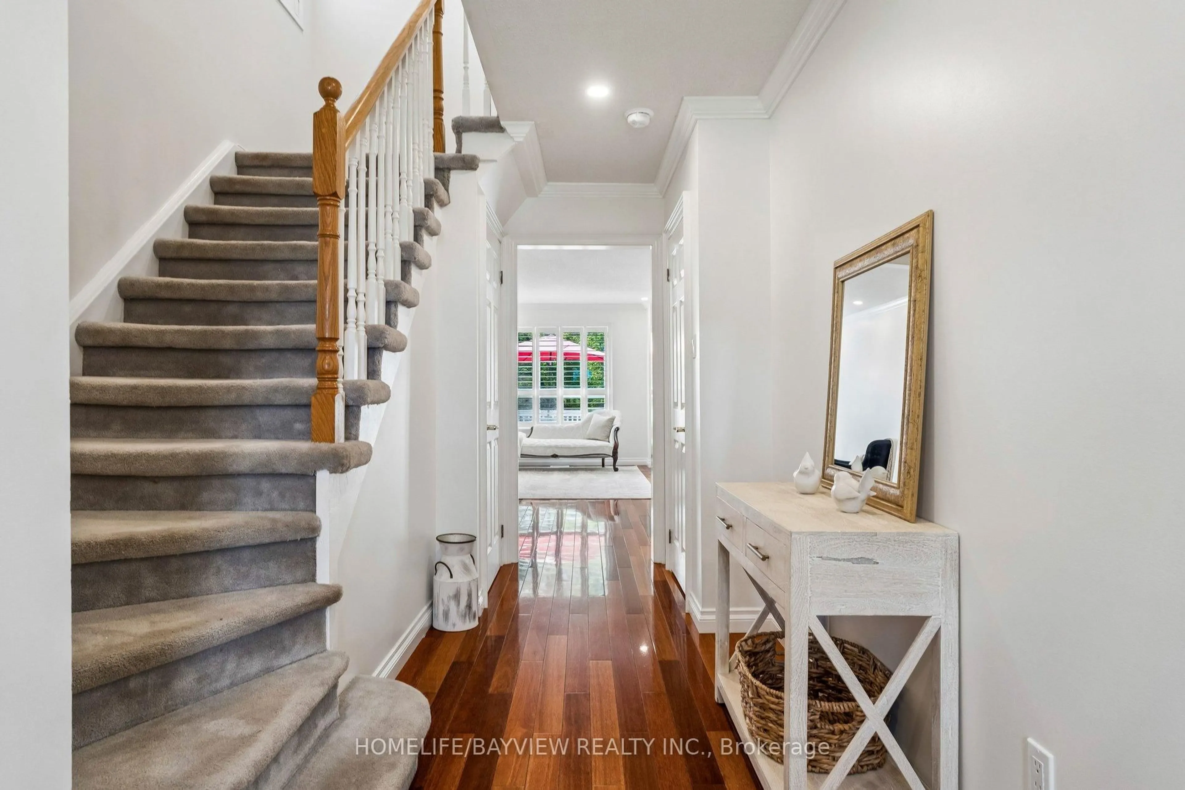 Indoor entryway for 29 Oakridge Crt, East Gwillimbury Ontario L9N 1M5