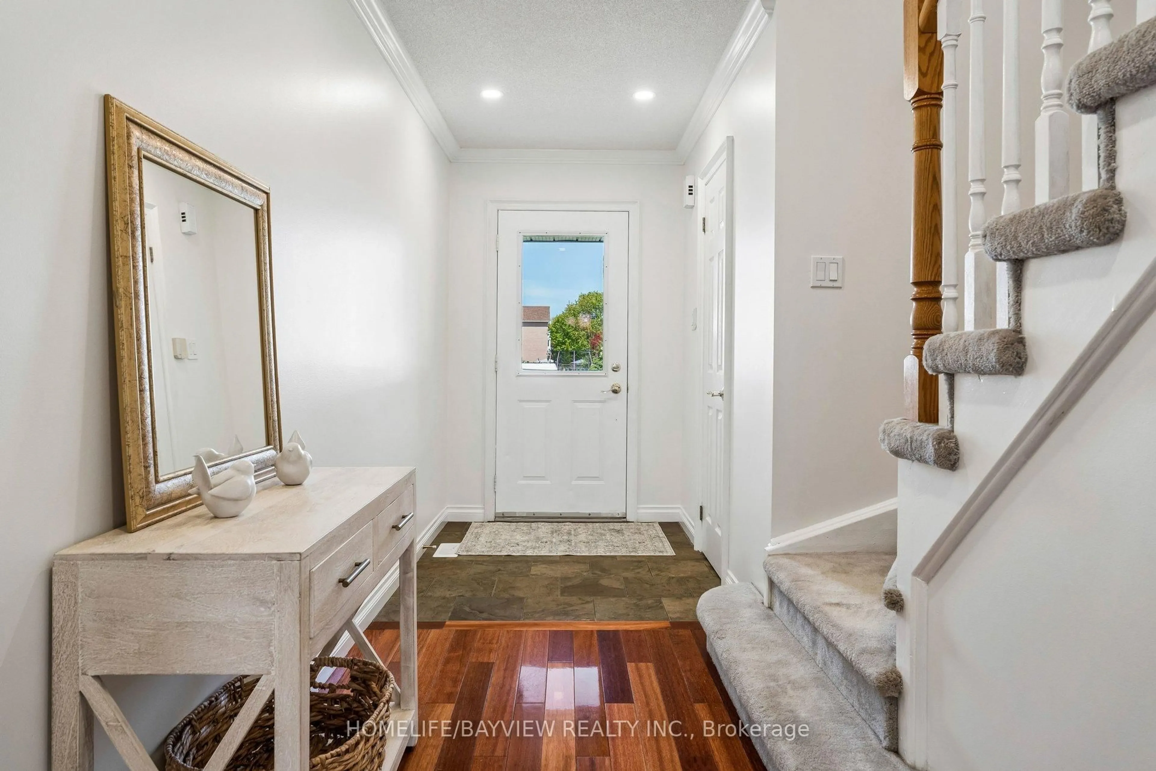 Indoor entryway for 29 Oakridge Crt, East Gwillimbury Ontario L9N 1M5
